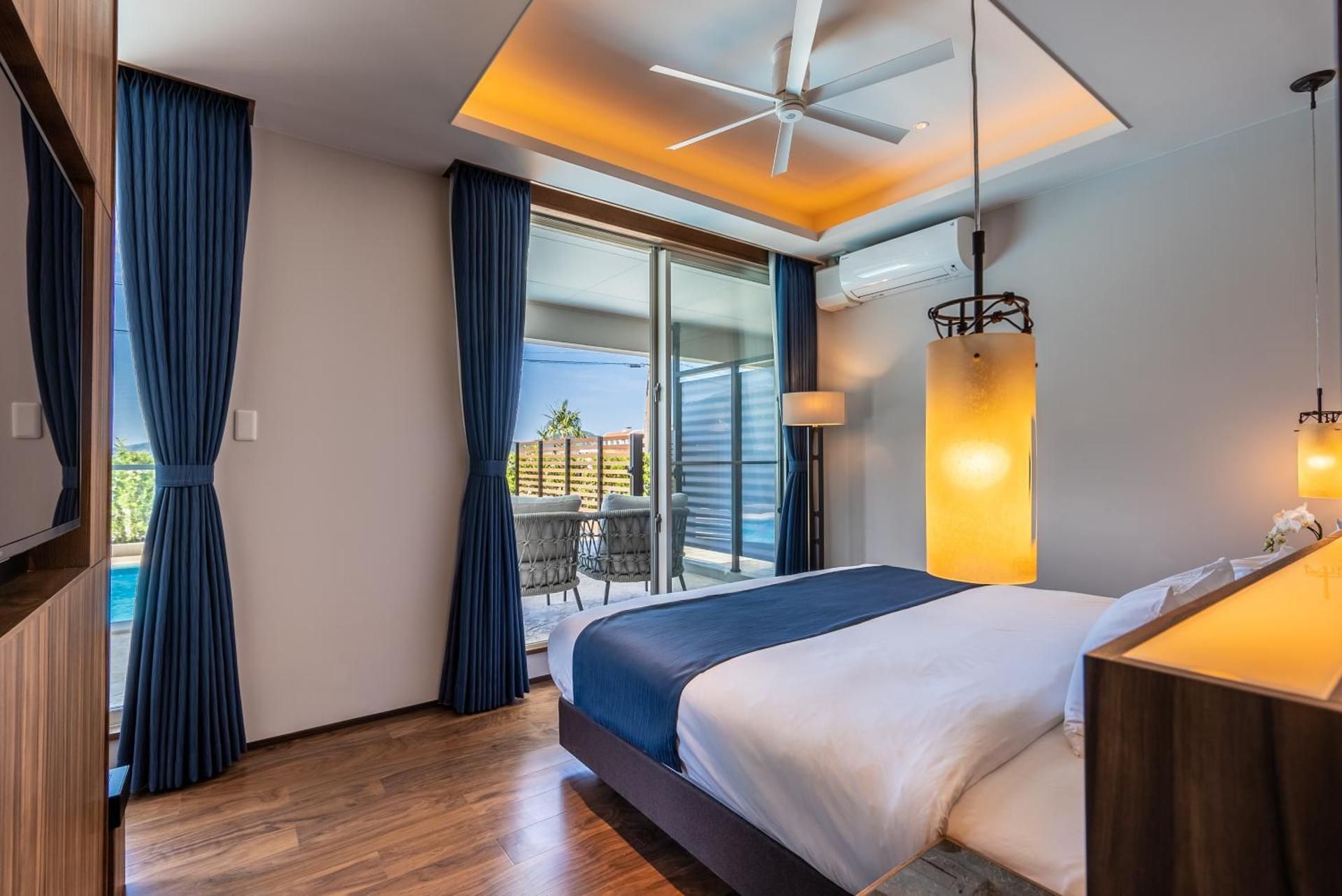 King Suite with Pool View