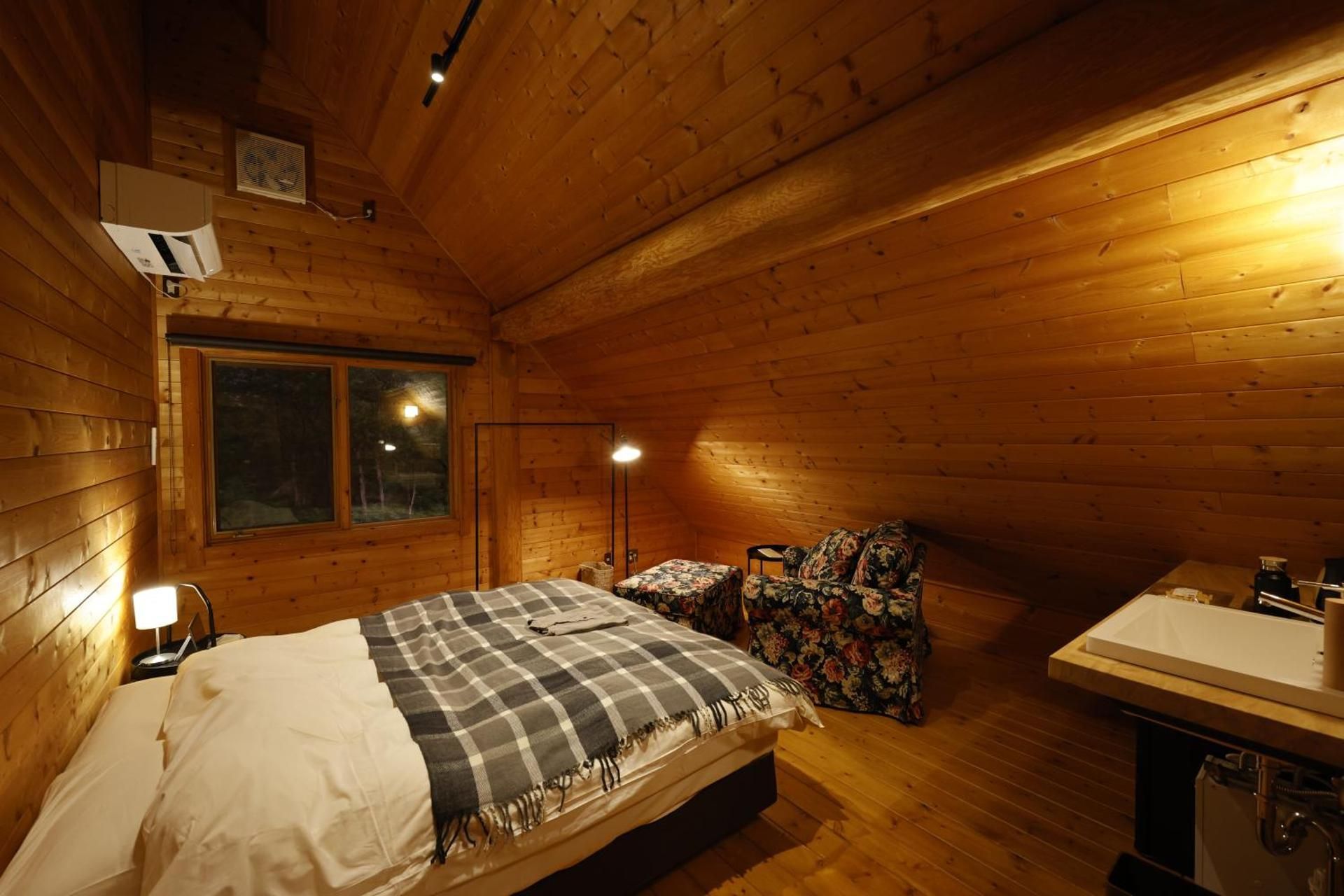 Standard Queen Room