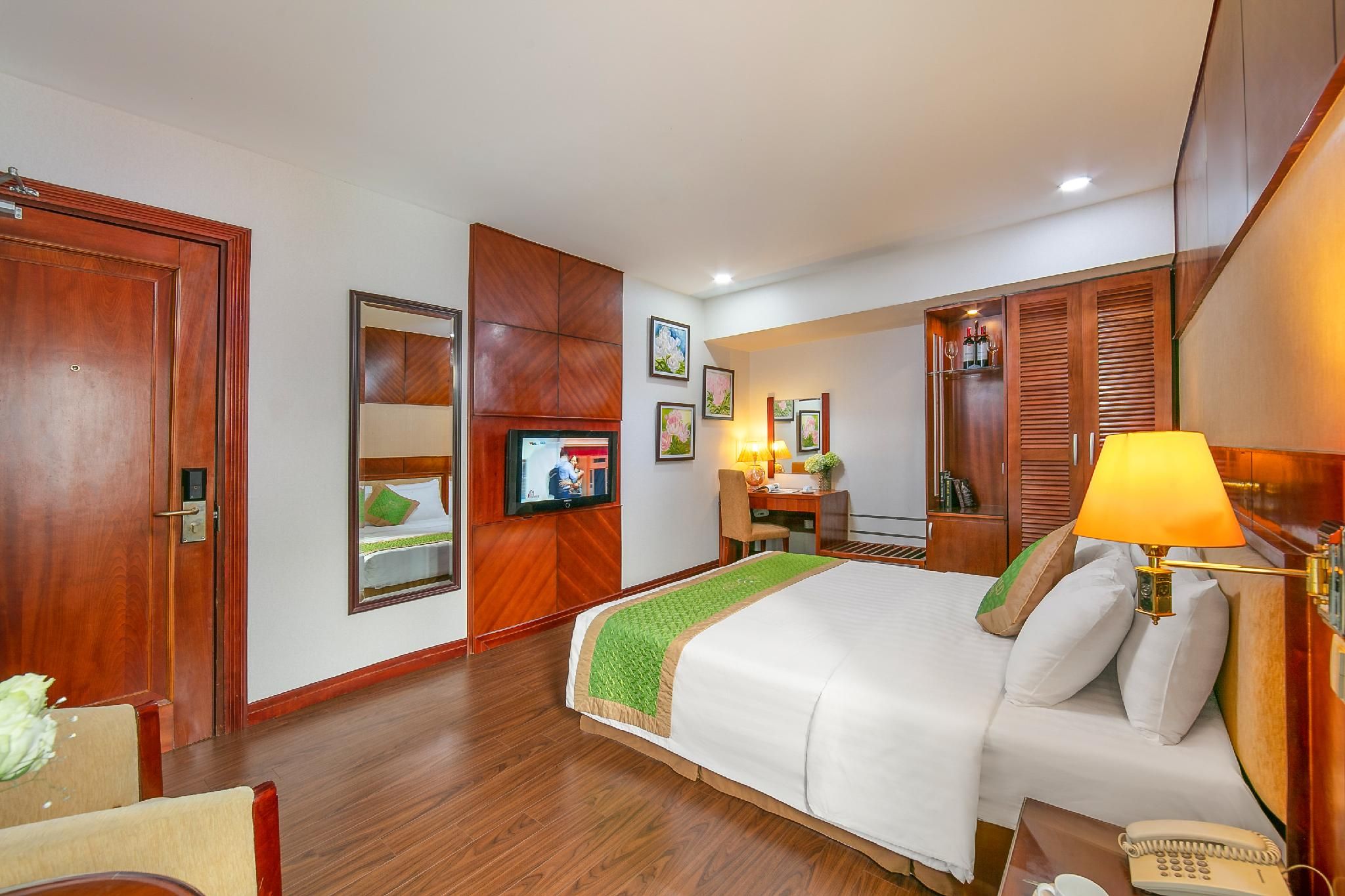 Deluxe Double or Twin Room with No View