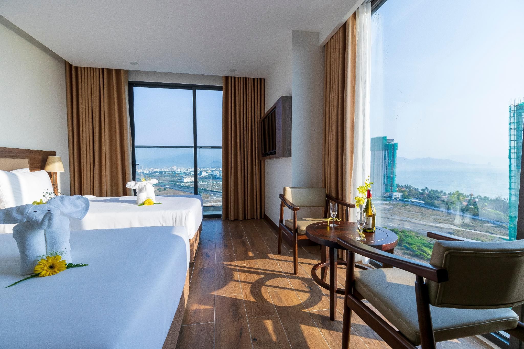 Senior Deluxe Double Twin Room with Window, City View