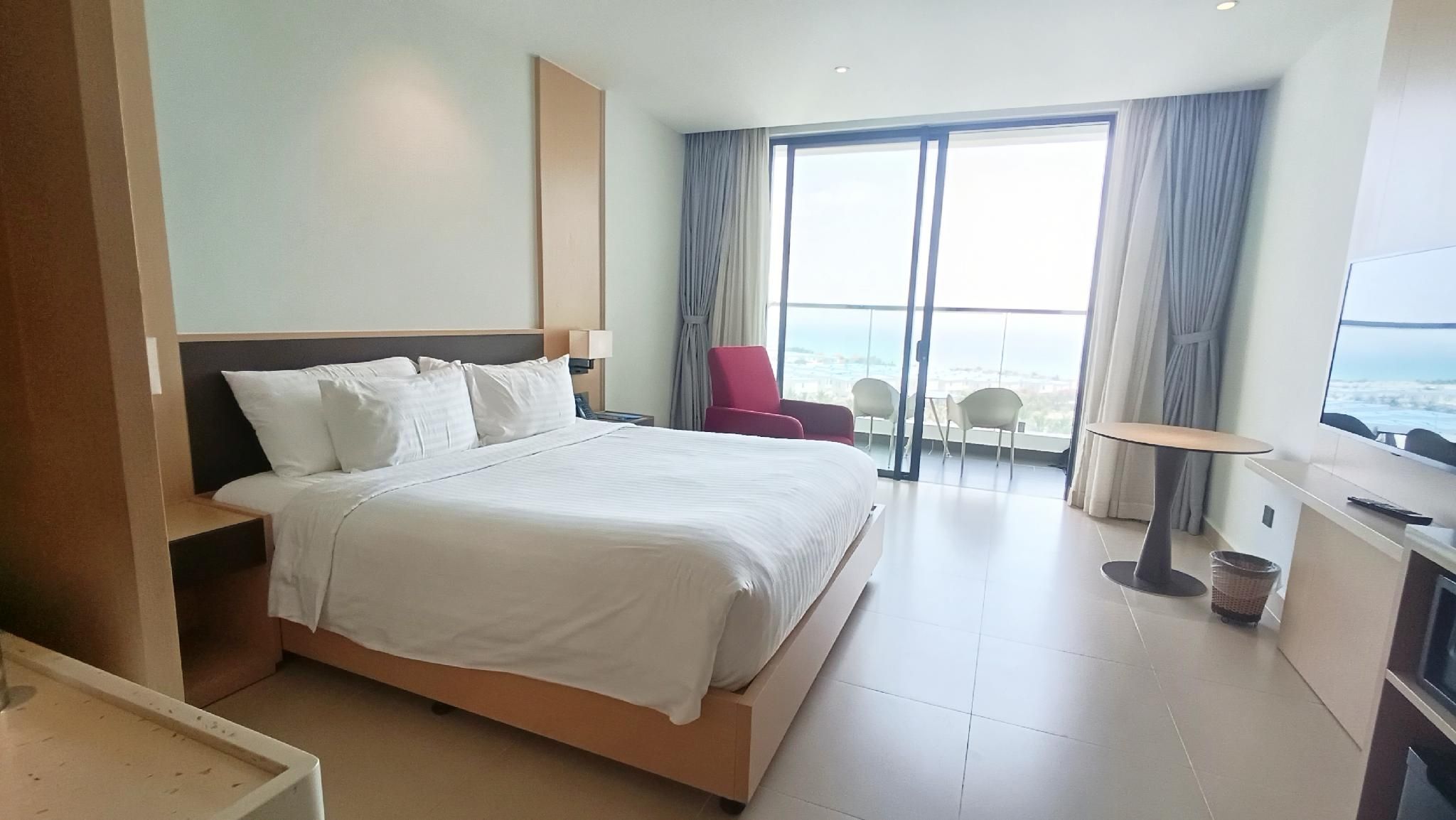 Premier Oceanfront King Room with Balcony