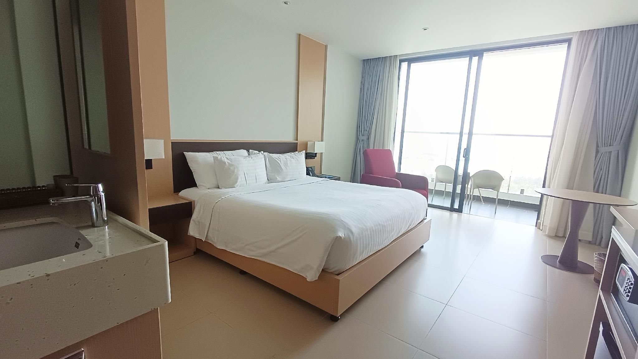 Premier Oceanfront King Room with Balcony