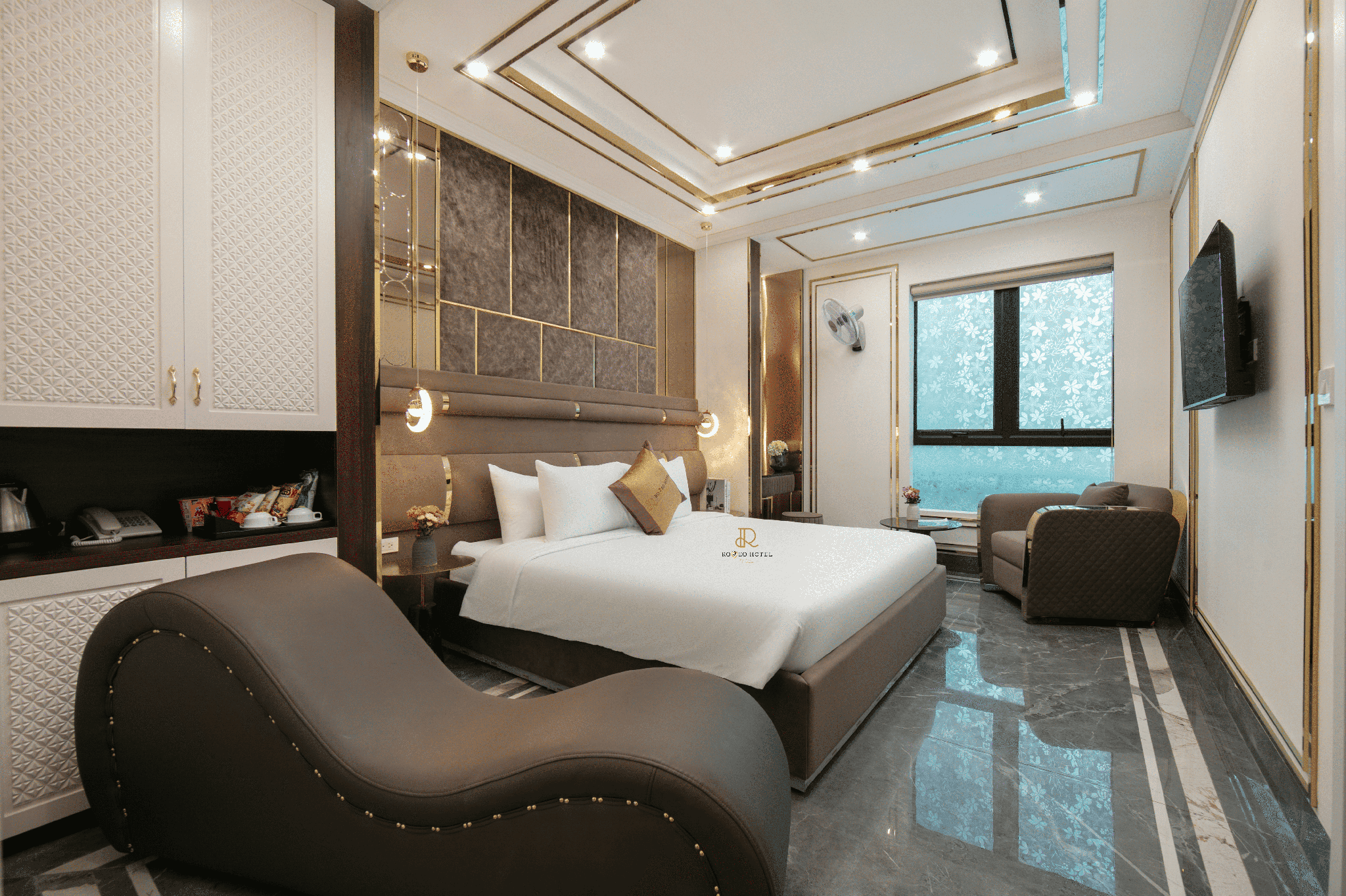Bathtub Room