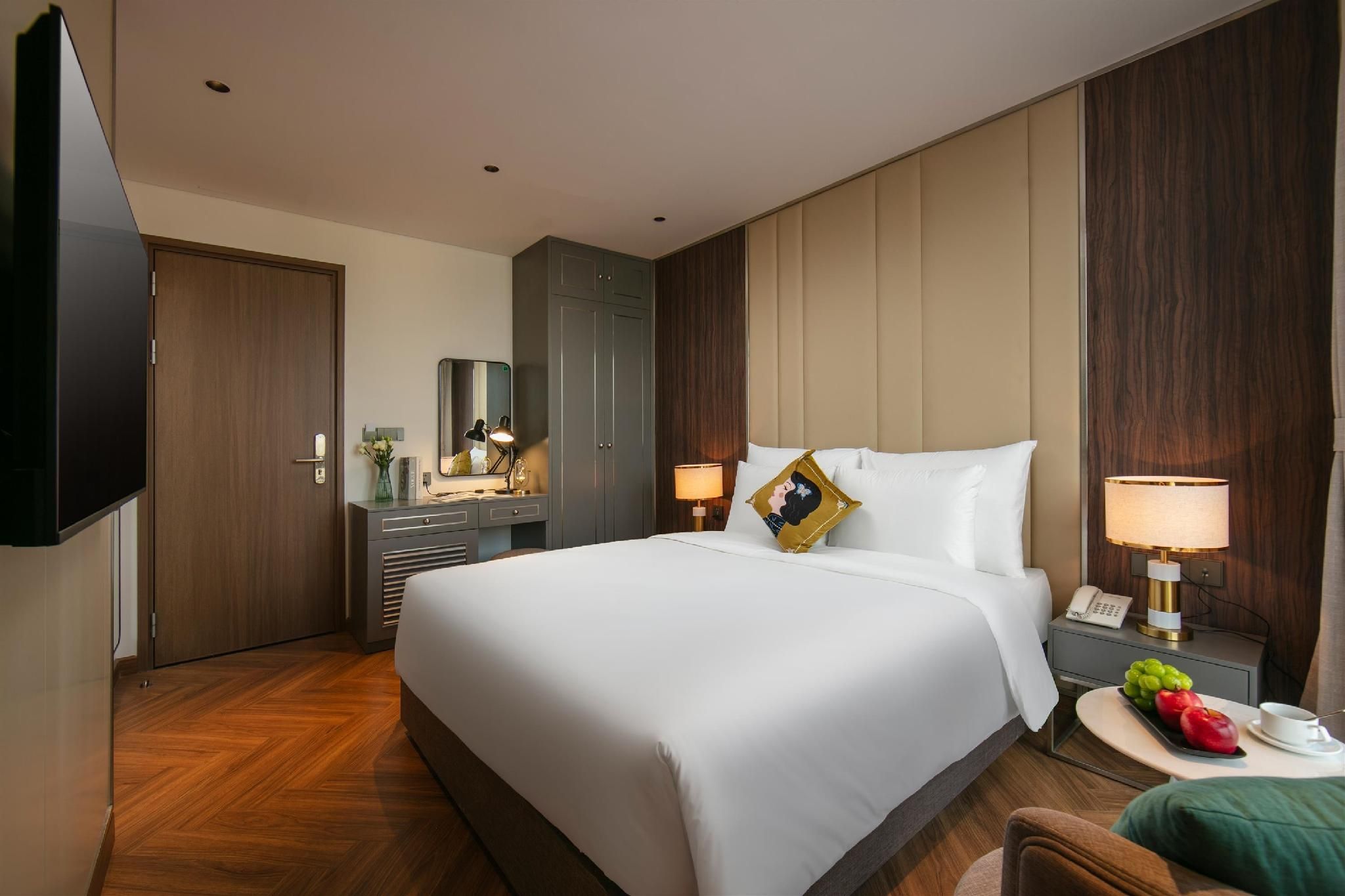 Deluxe Queen City View with Bathtub