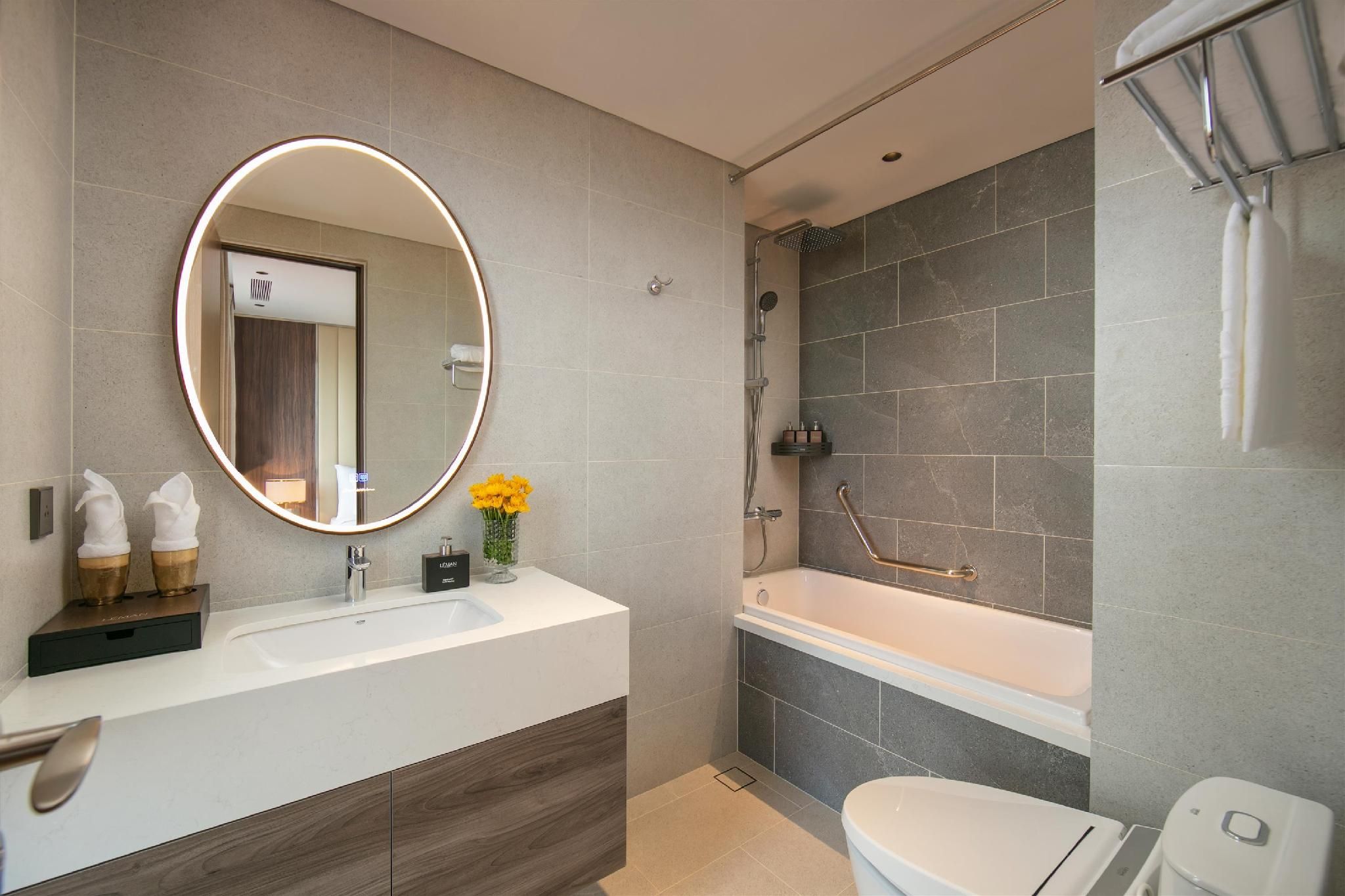 Deluxe Queen City View with Bathtub