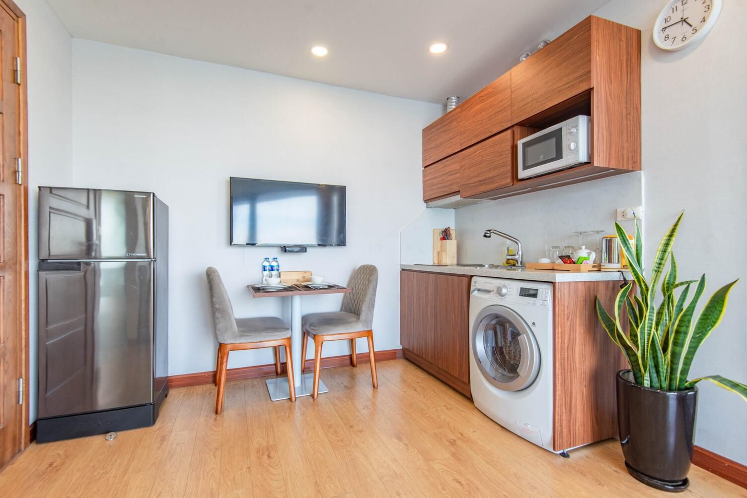 Ha Noi Lakeside Hotel and Residence Suite Lake View 3