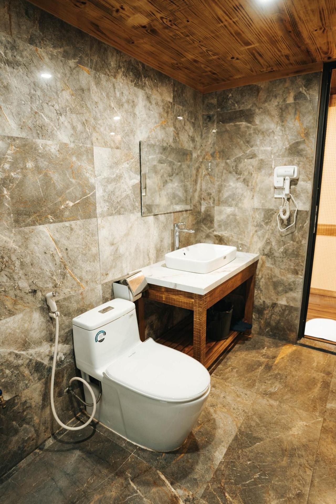 Deluxe Double Room (2 Adults + 1 Child)