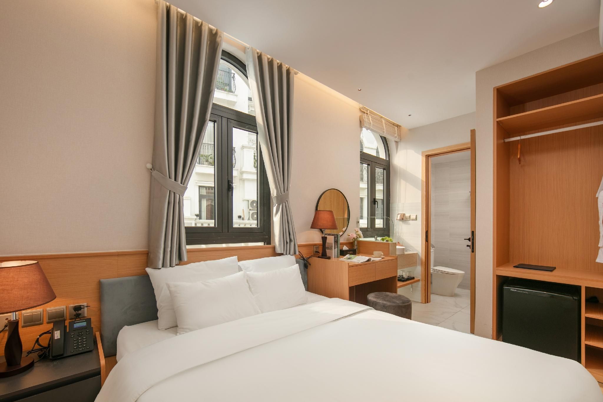Standard - 1 Bed Double Partial City View, Non-Smoking