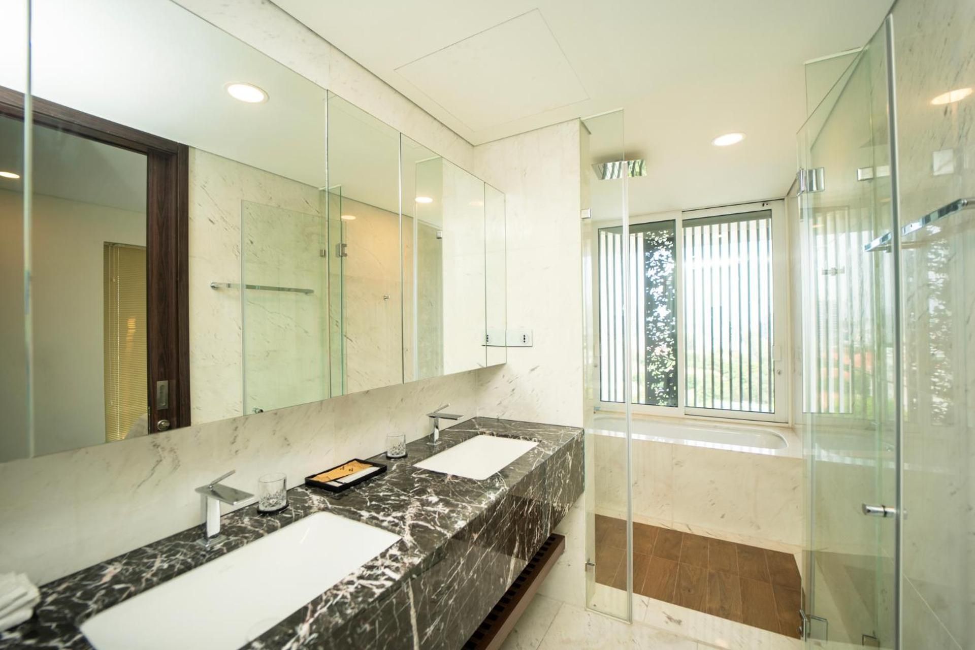 Four-Bedroom Luxury Apartment