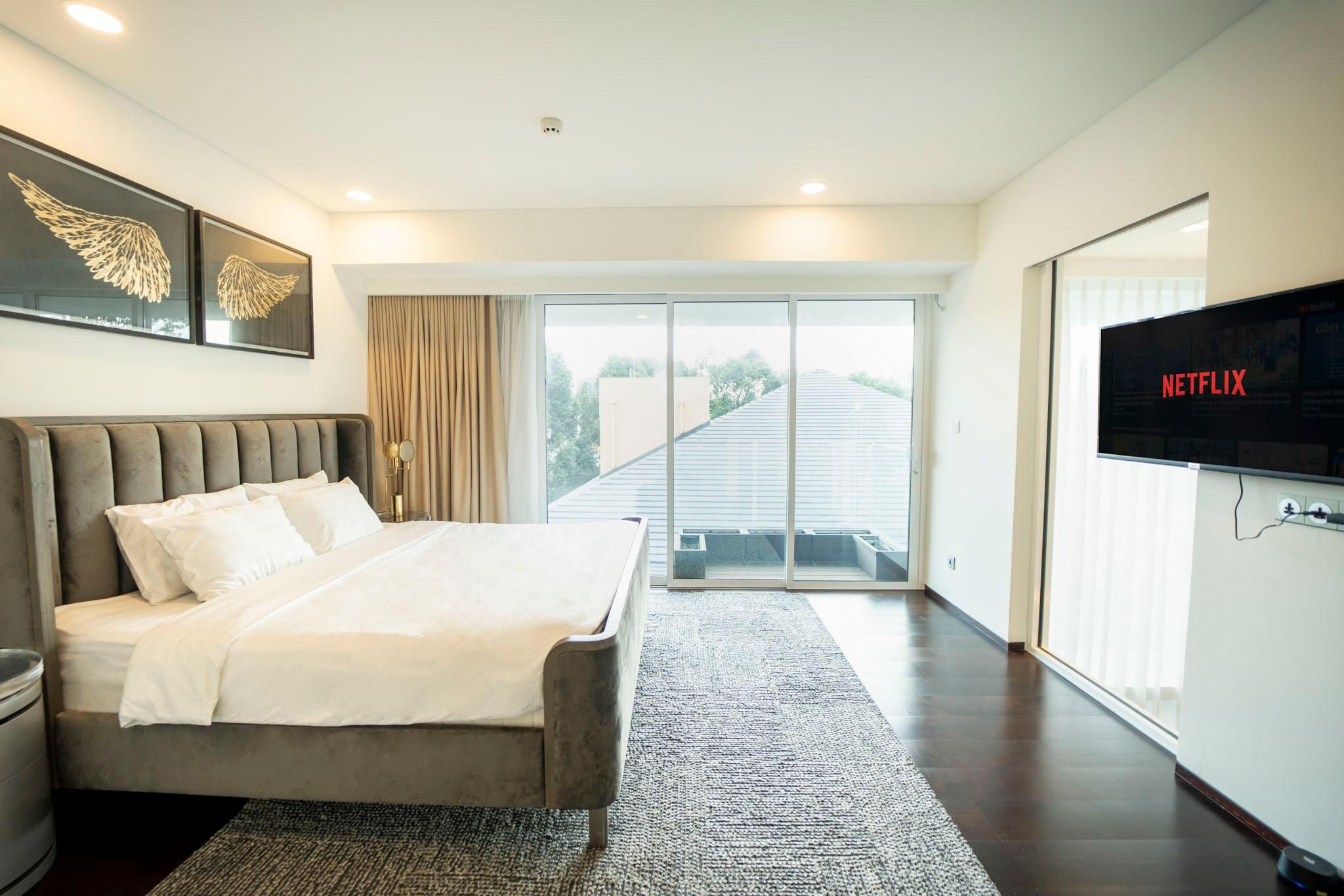 Three-Bedroom Apartment with Balcony