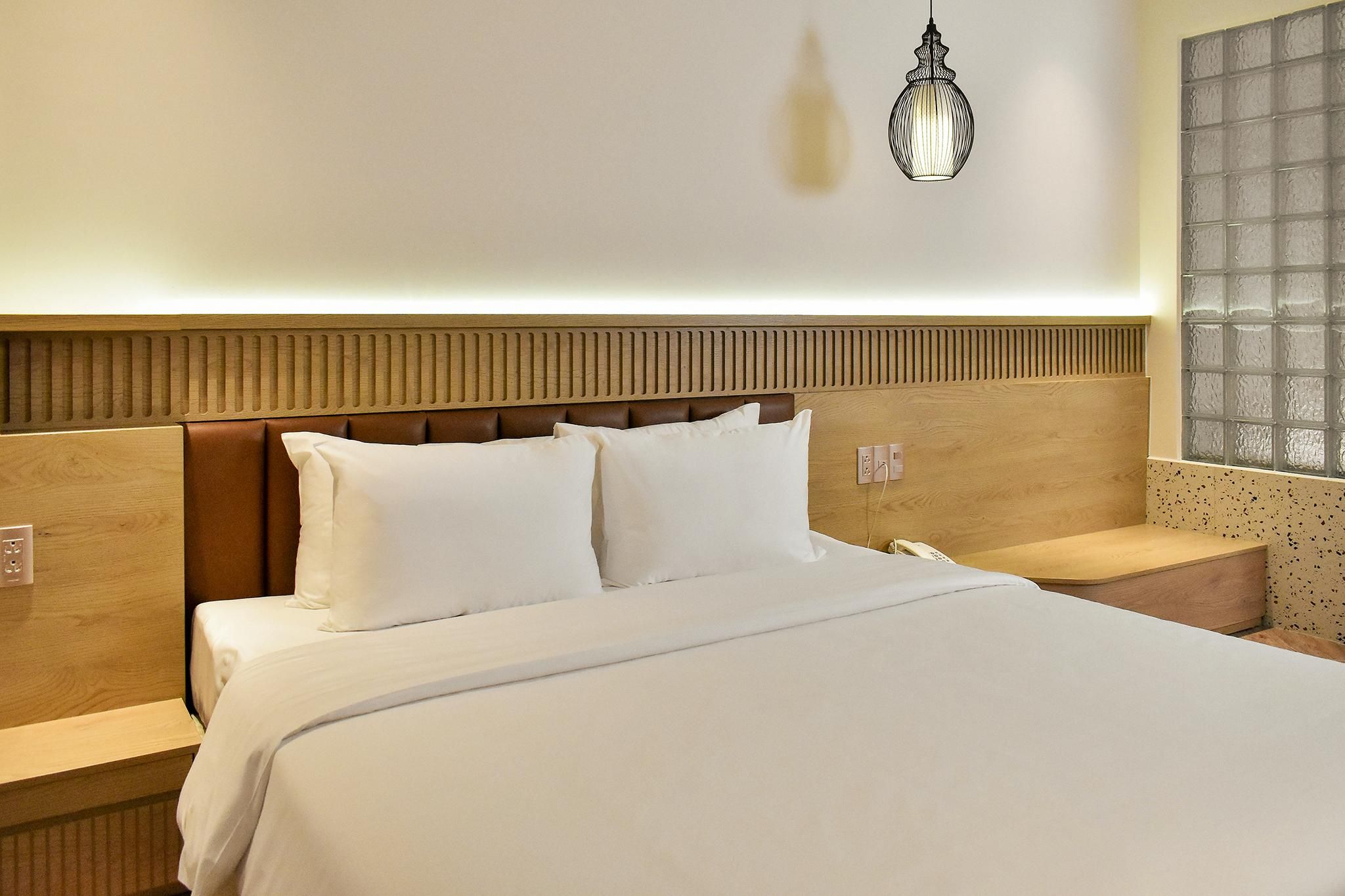 Deluxe - 1 King Bed