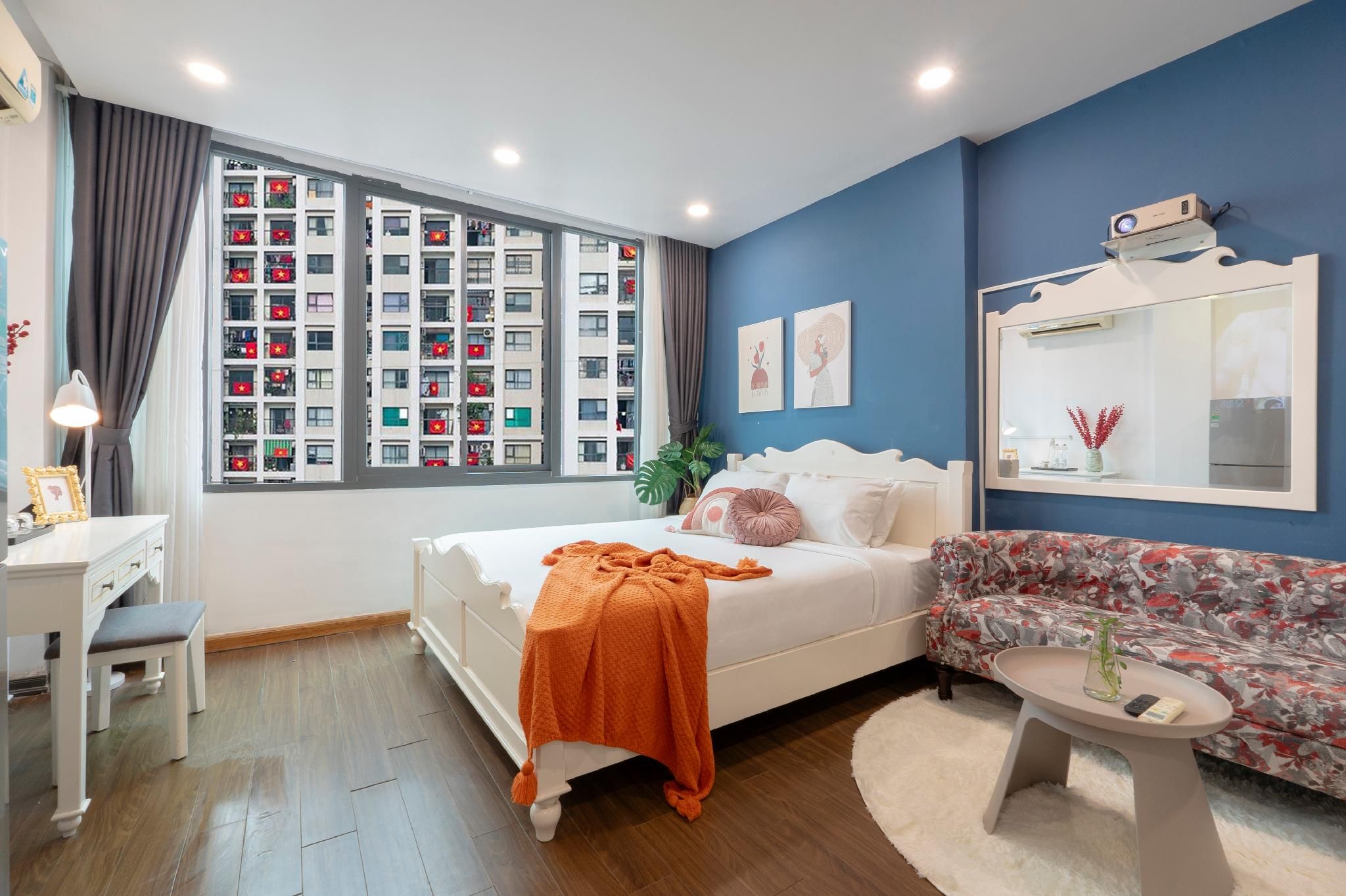 Deluxe - 1 Queen Bed with Projector
