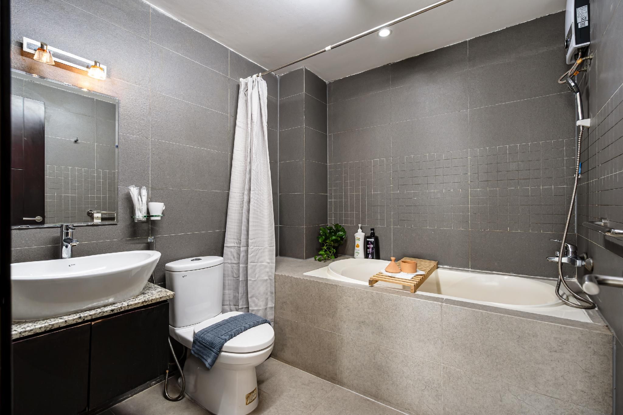 One-Bedroom Apartment with Balcony I
