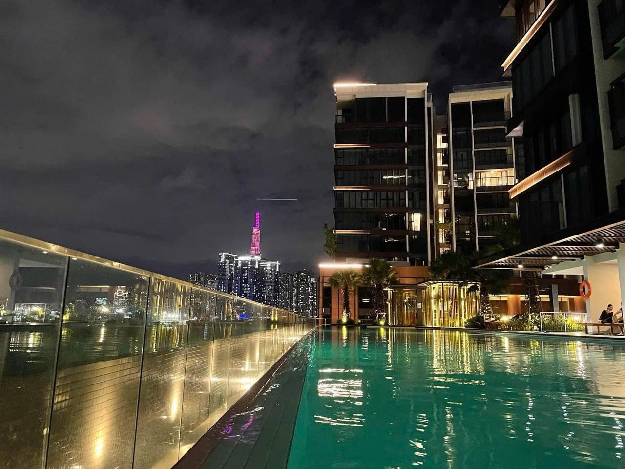 swimming pool [outdoor]