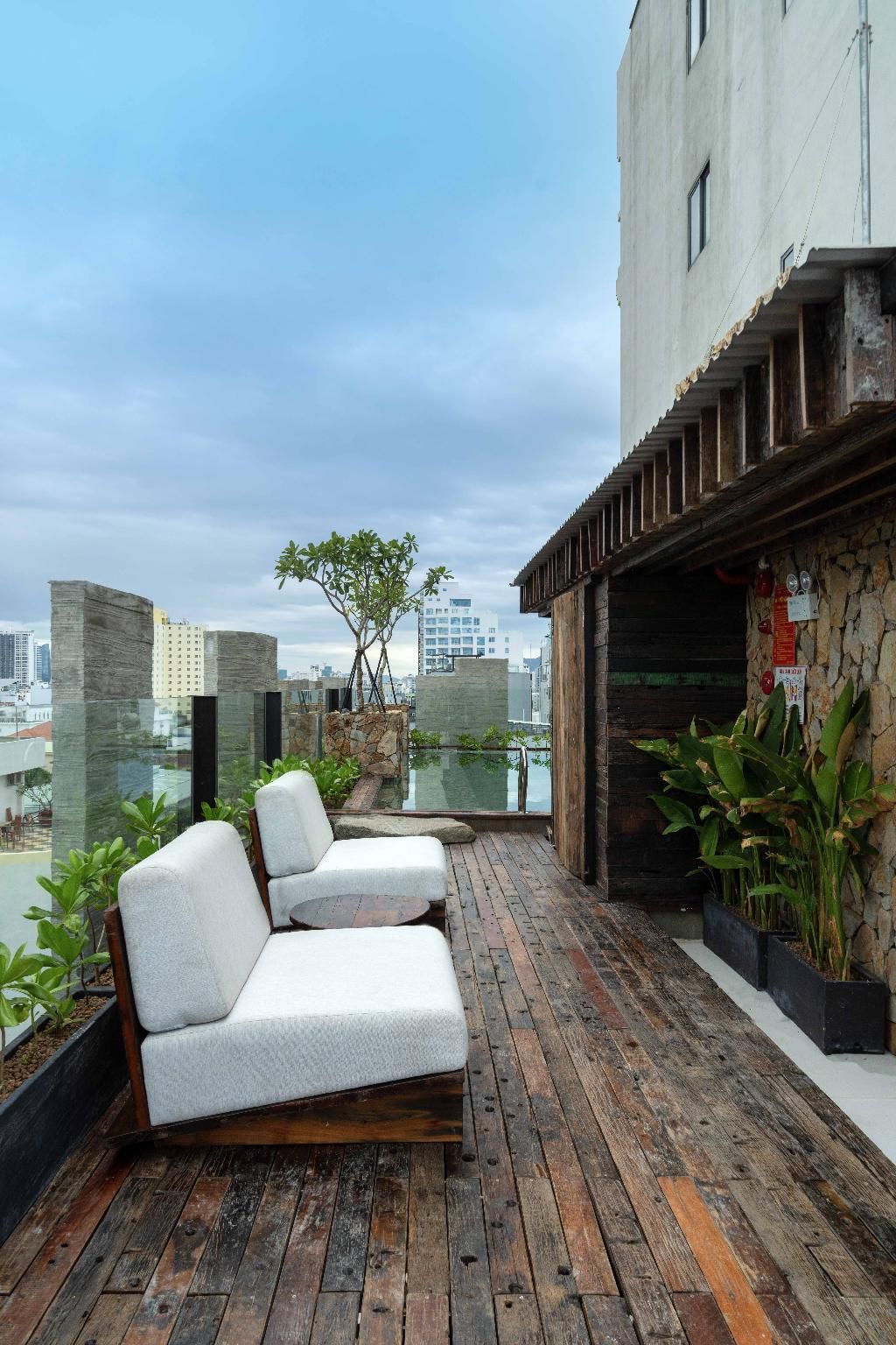 swimming pool [outdoor]