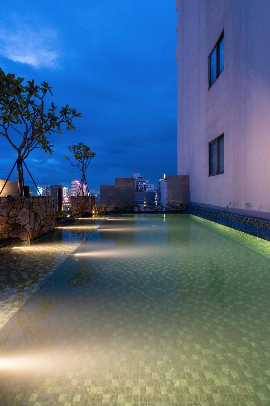 swimming pool [outdoor]