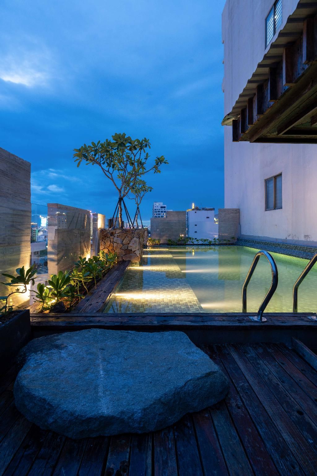 swimming pool [outdoor]