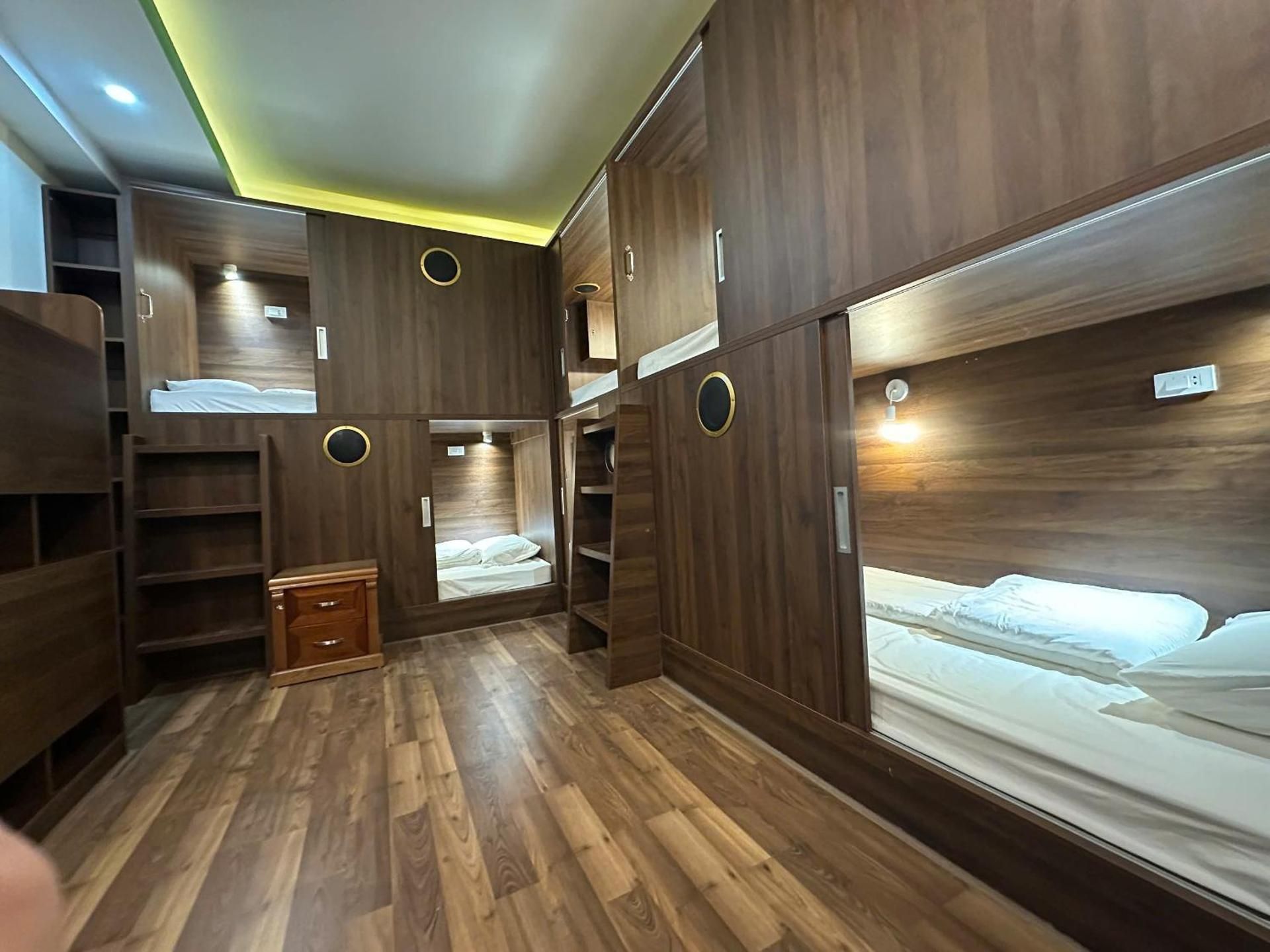 Single Bed in Mixed Dormitory Room