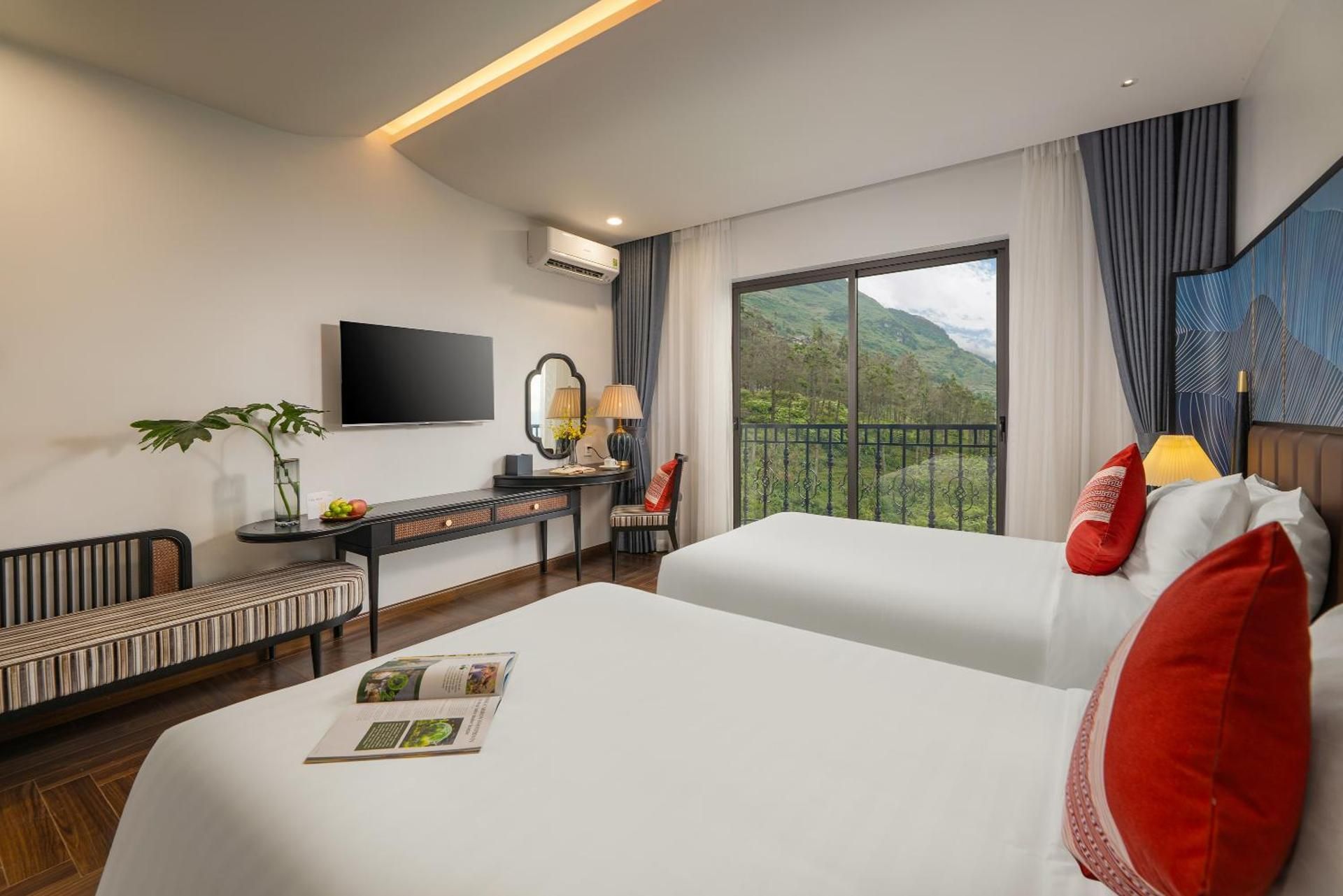 DeLaMont Sapa Hotel - Hill Serenity Retreat Twin Room with Mountain View