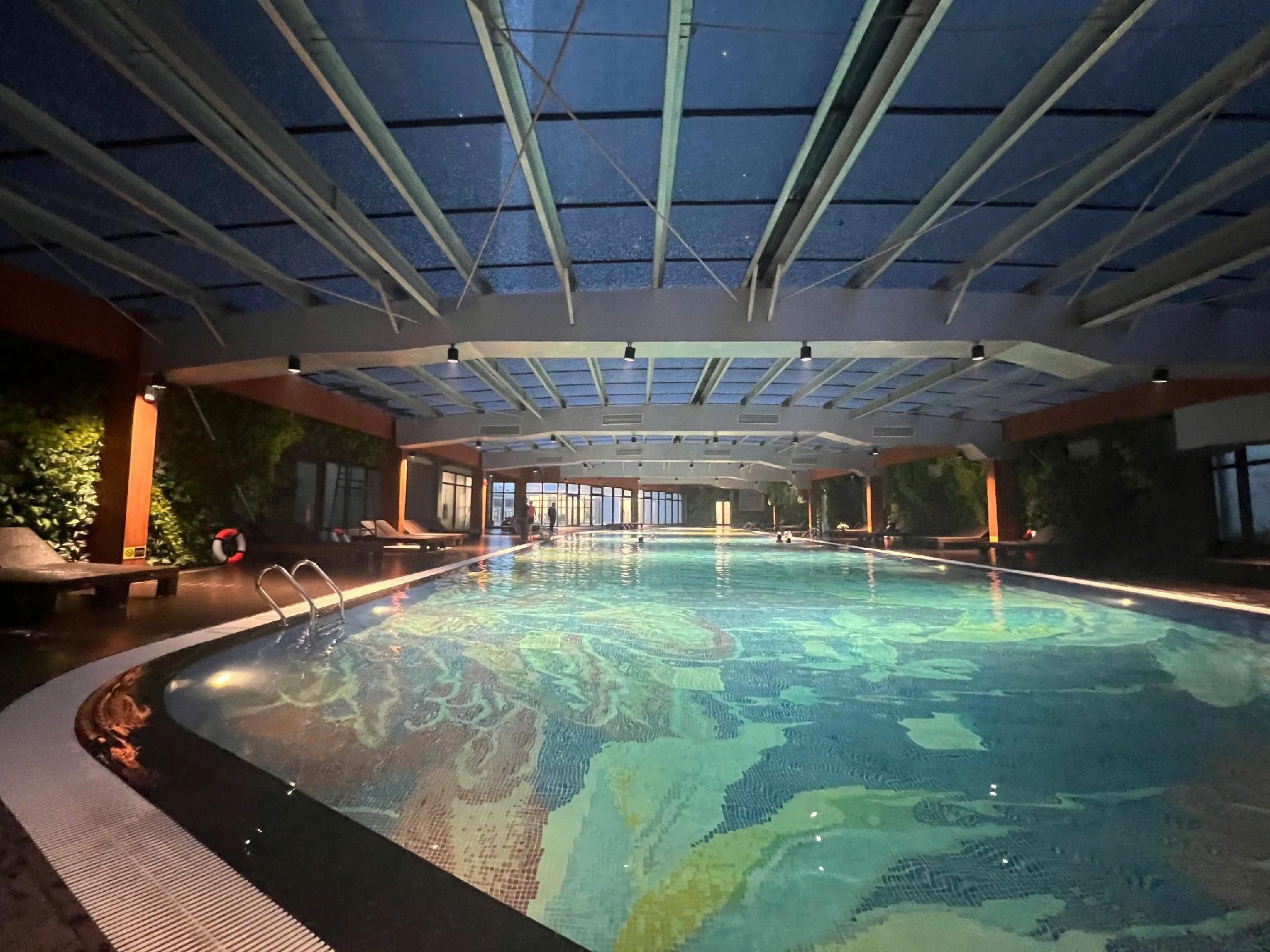 swimming pool [outdoor]