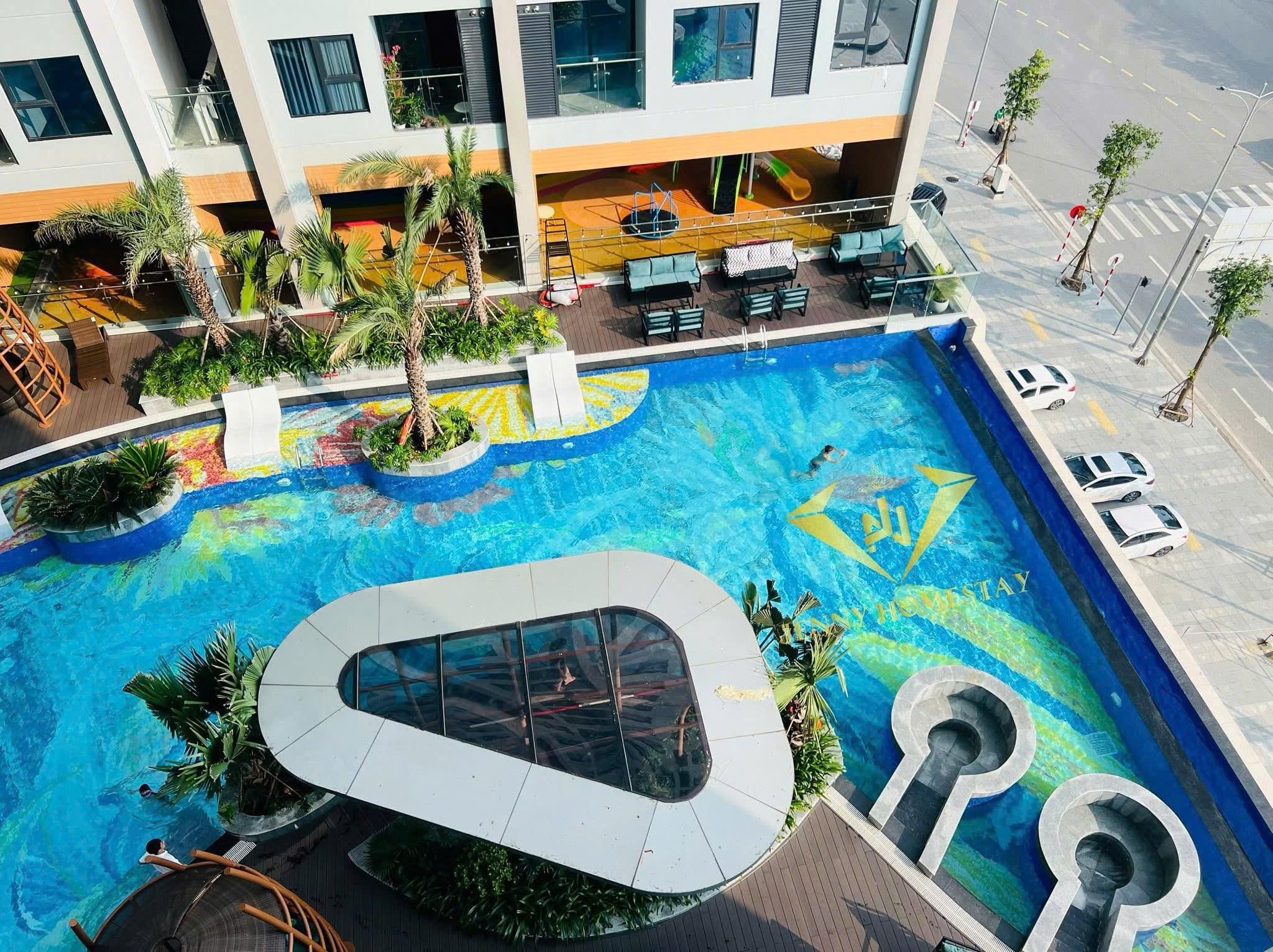 swimming pool [outdoor]