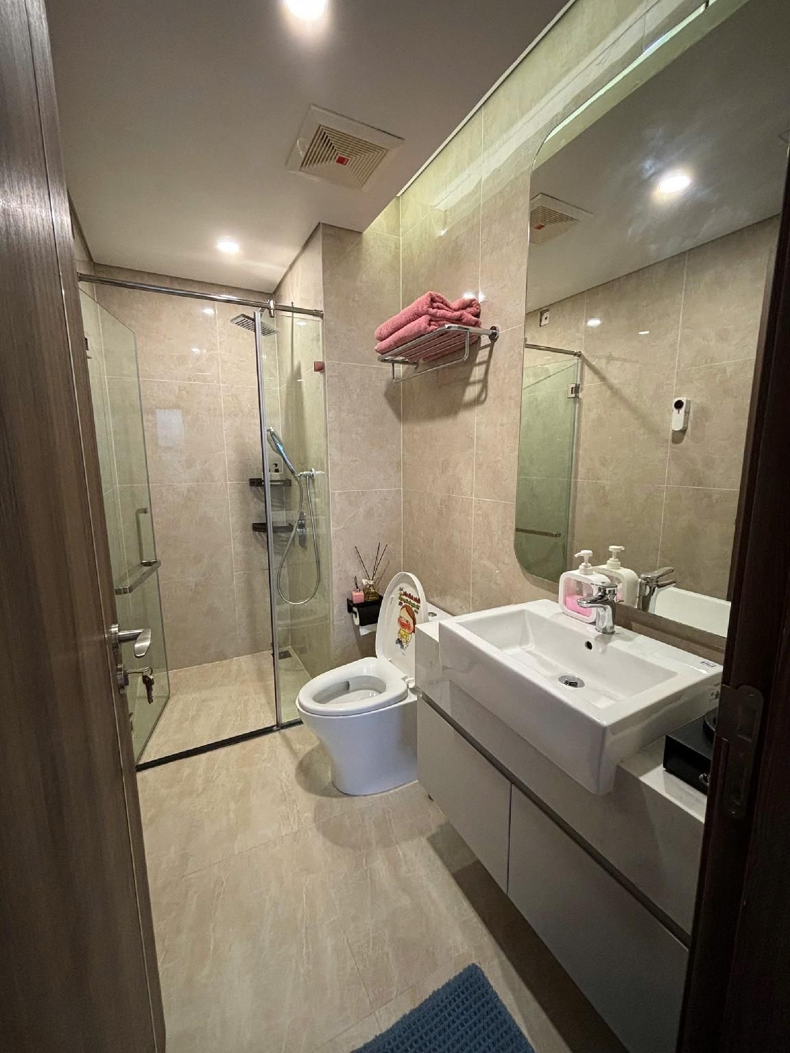 Pi & Pu Apartment- Hoang Huy Commerce 2 Bedrooms, 2 Bathroom Suite with Accessible Shower