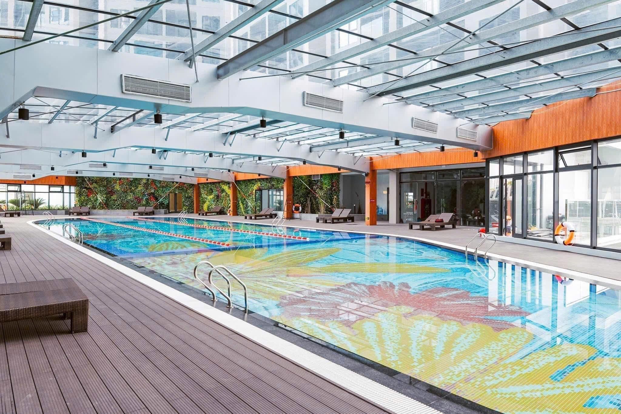 swimming pool [outdoor]