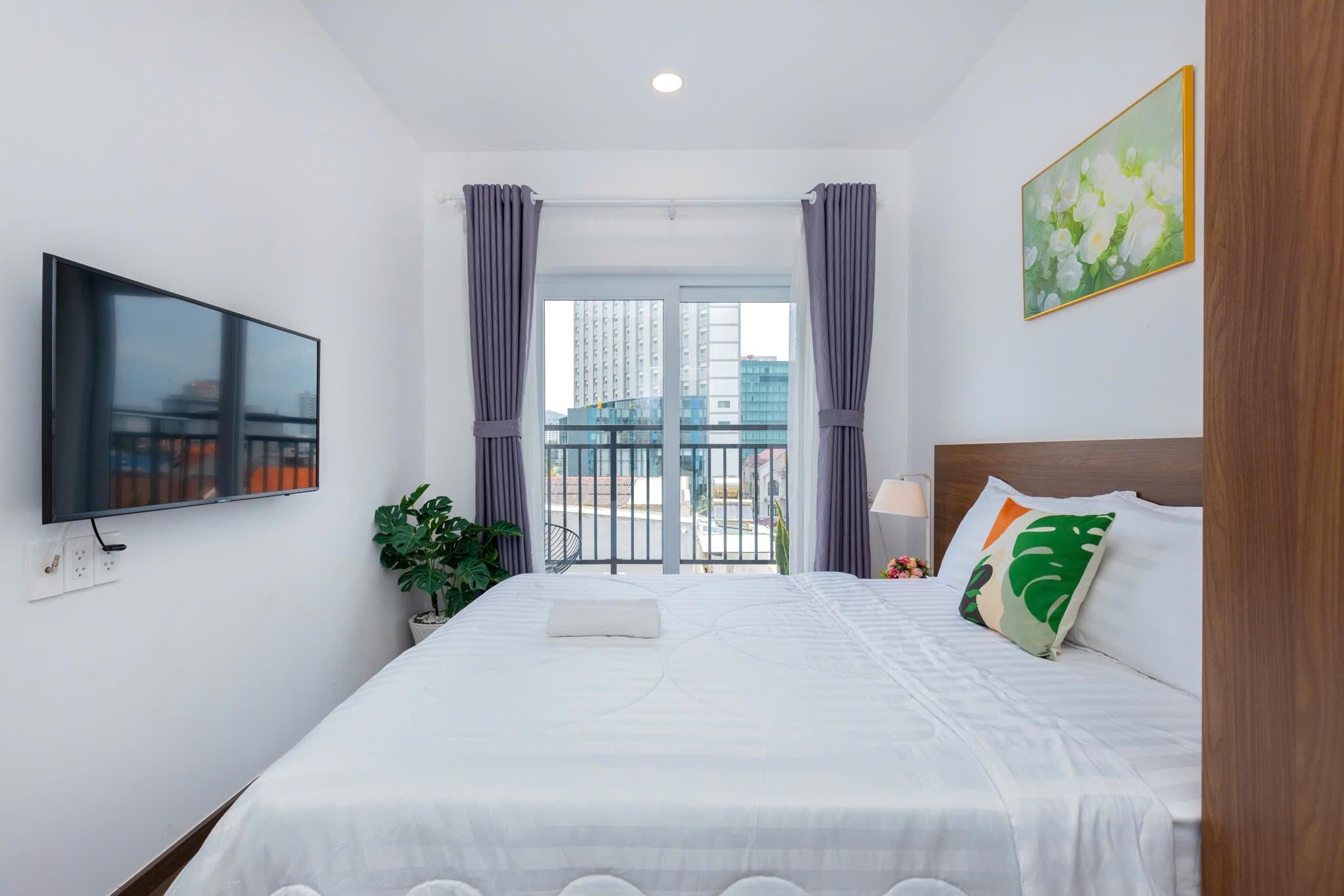 Superior Two-Bedroom Apartment with Balcony and Street View