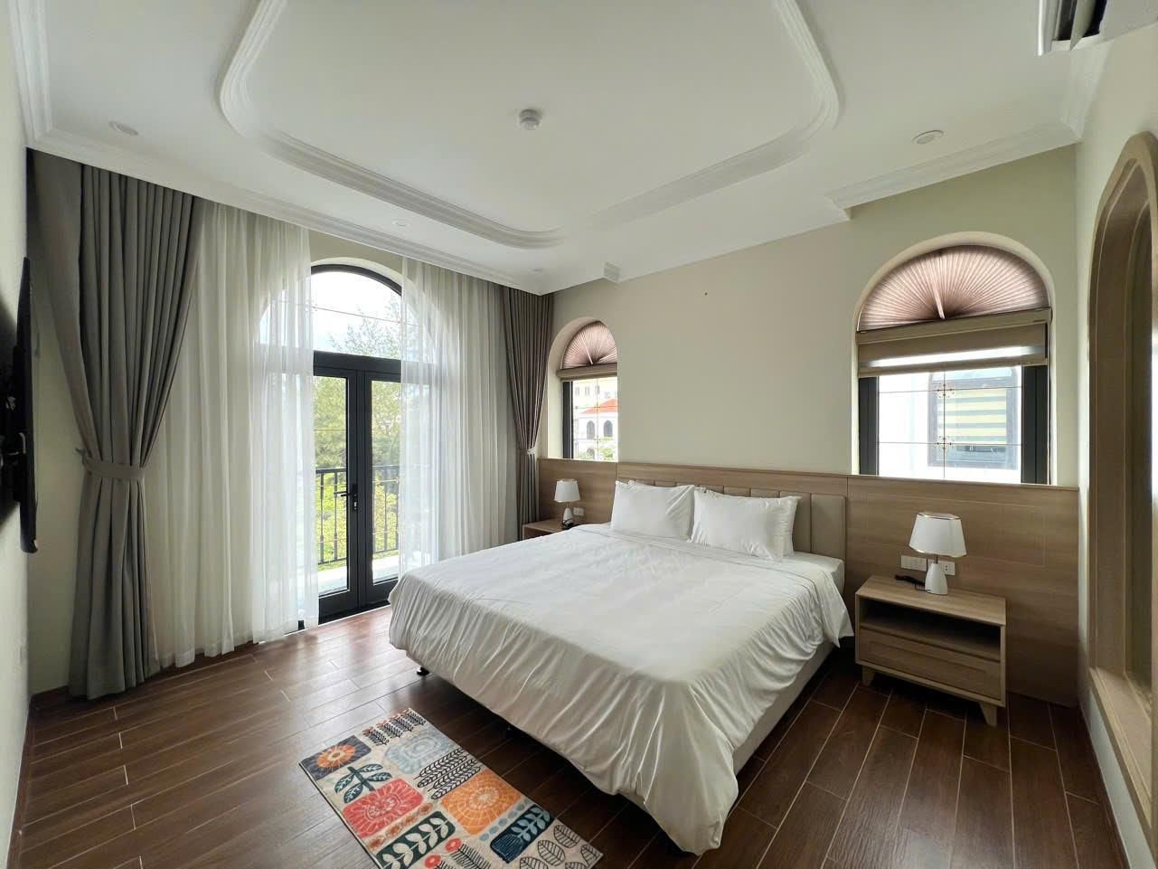 Deluxe - 1 King Bed