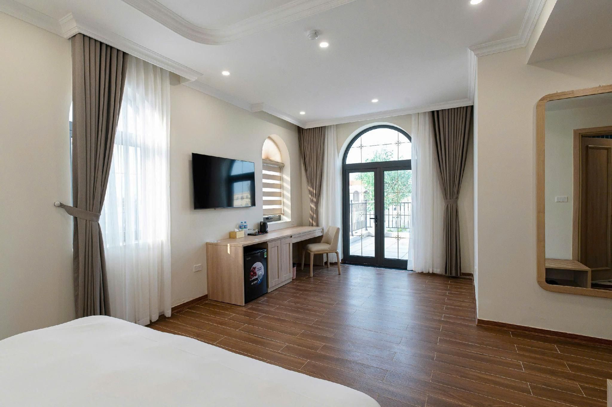 Deluxe - 1 King Bed