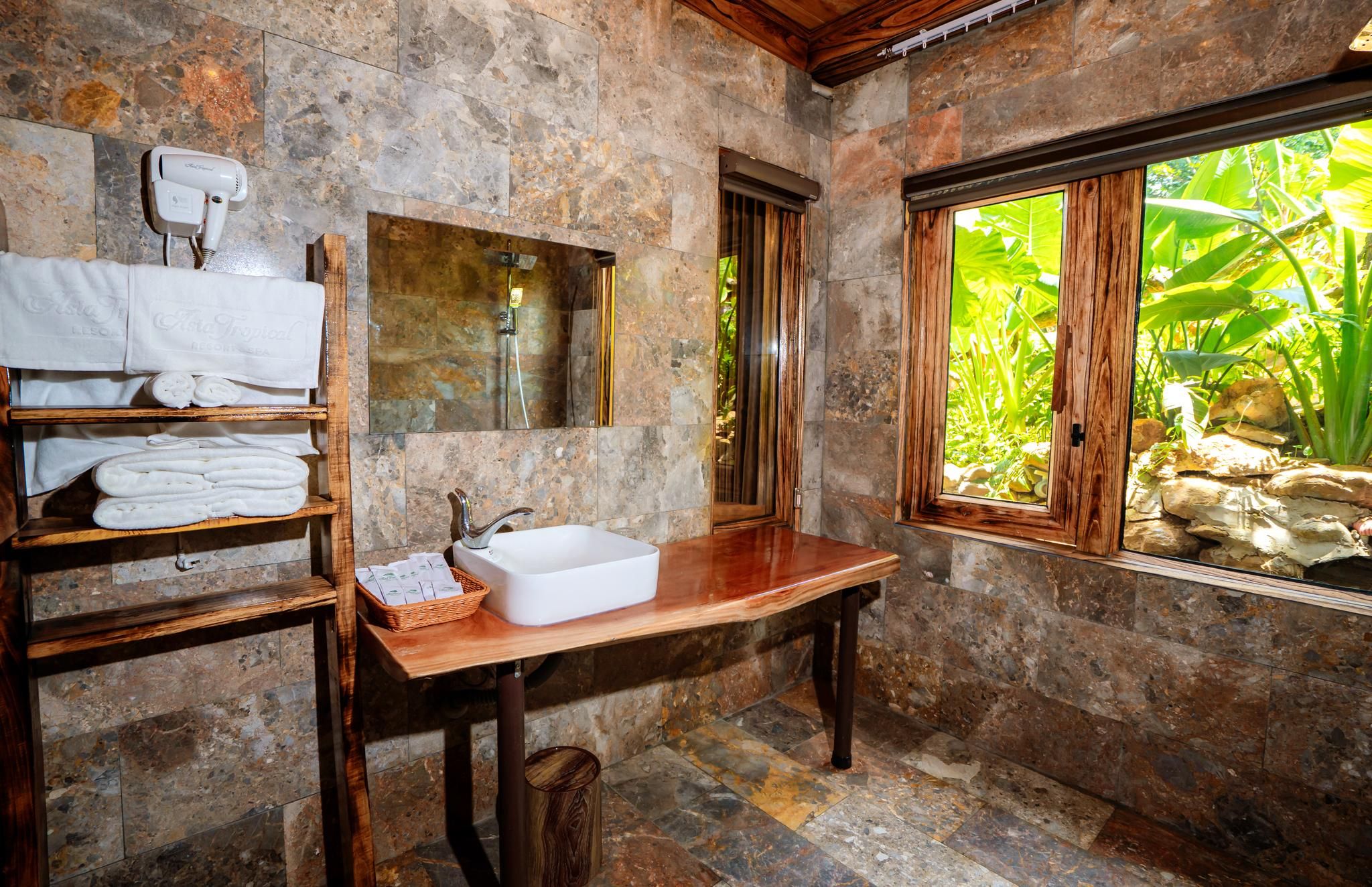 Jungle Suite with Private Balcony