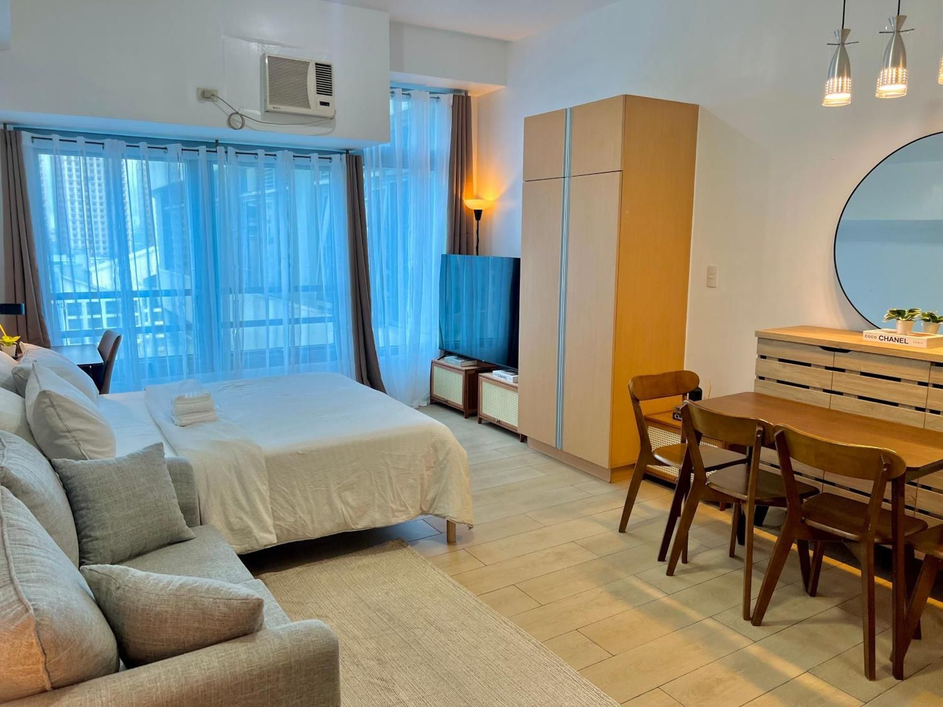 Deluxe Queen Suite