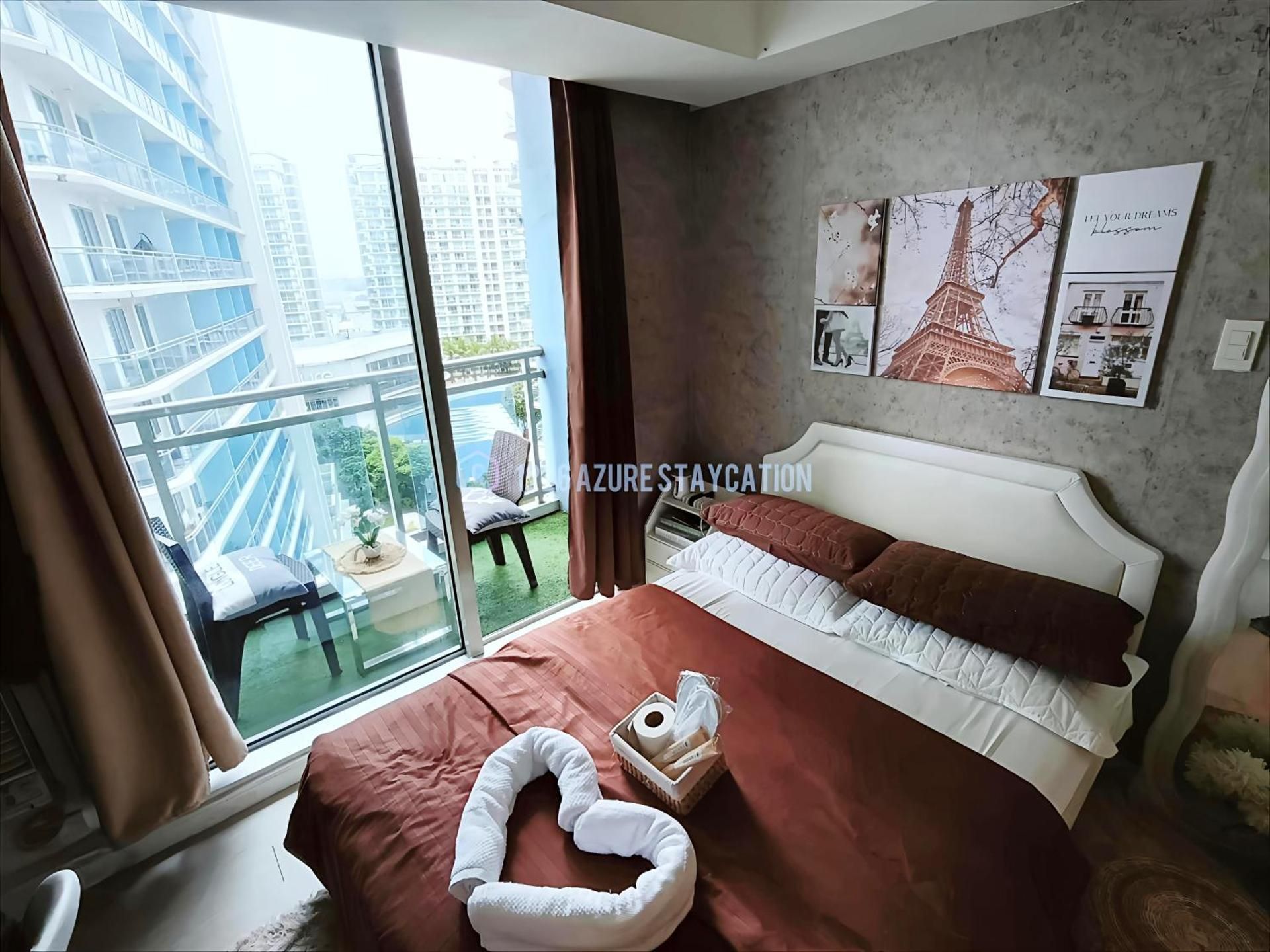One-Bedroom Apartment with Pool View