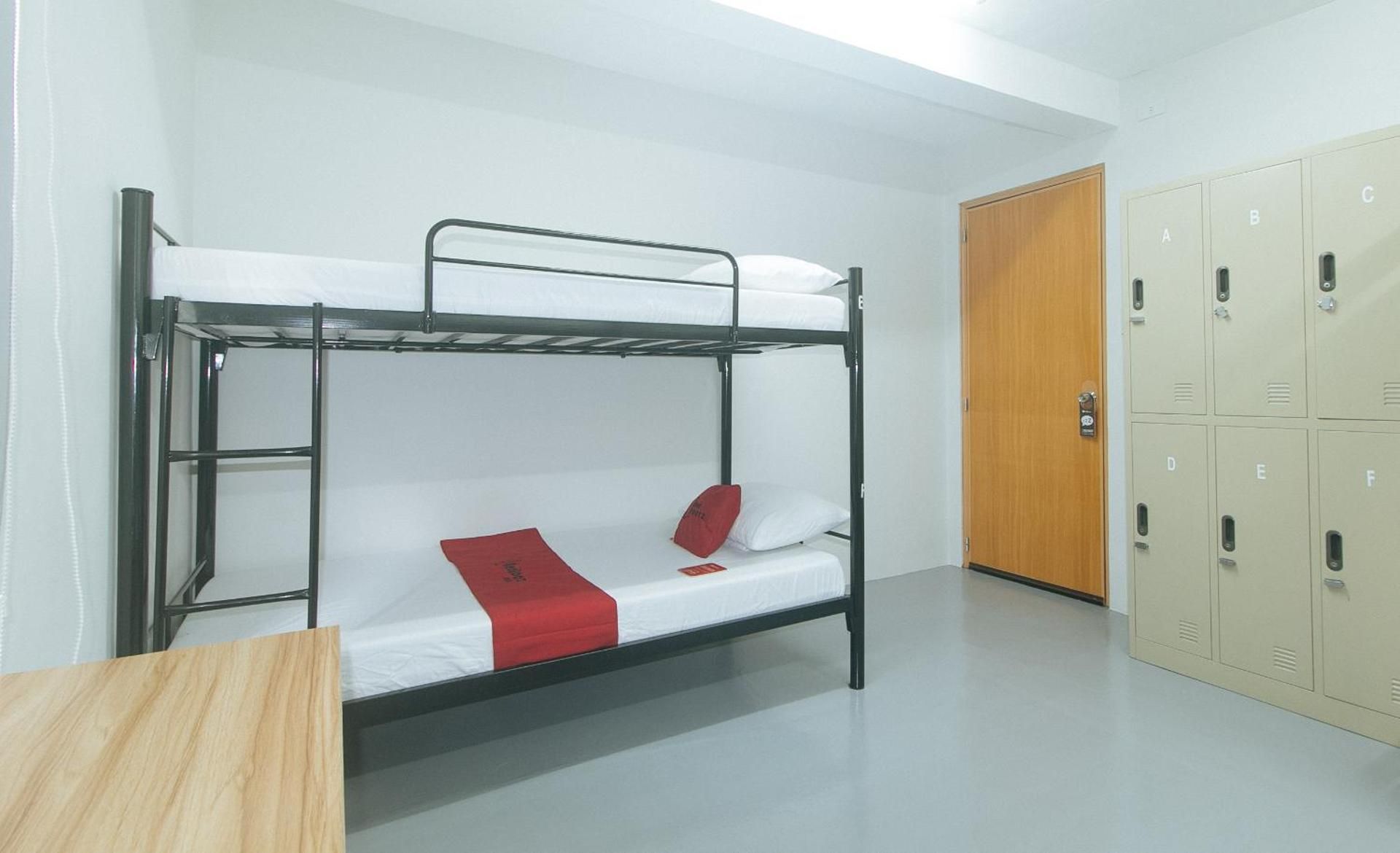 Single Bed in Mixed Dormitory Room