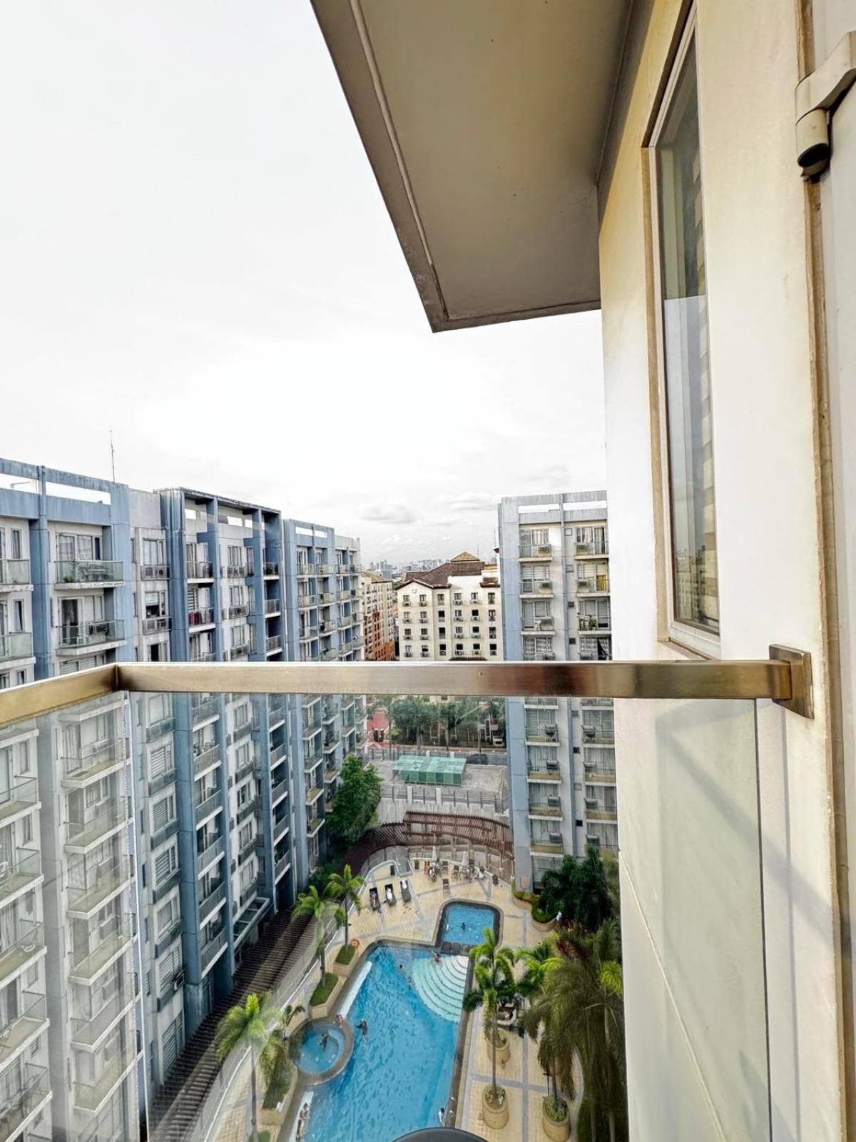Deluxe One-Bedroom Apartment