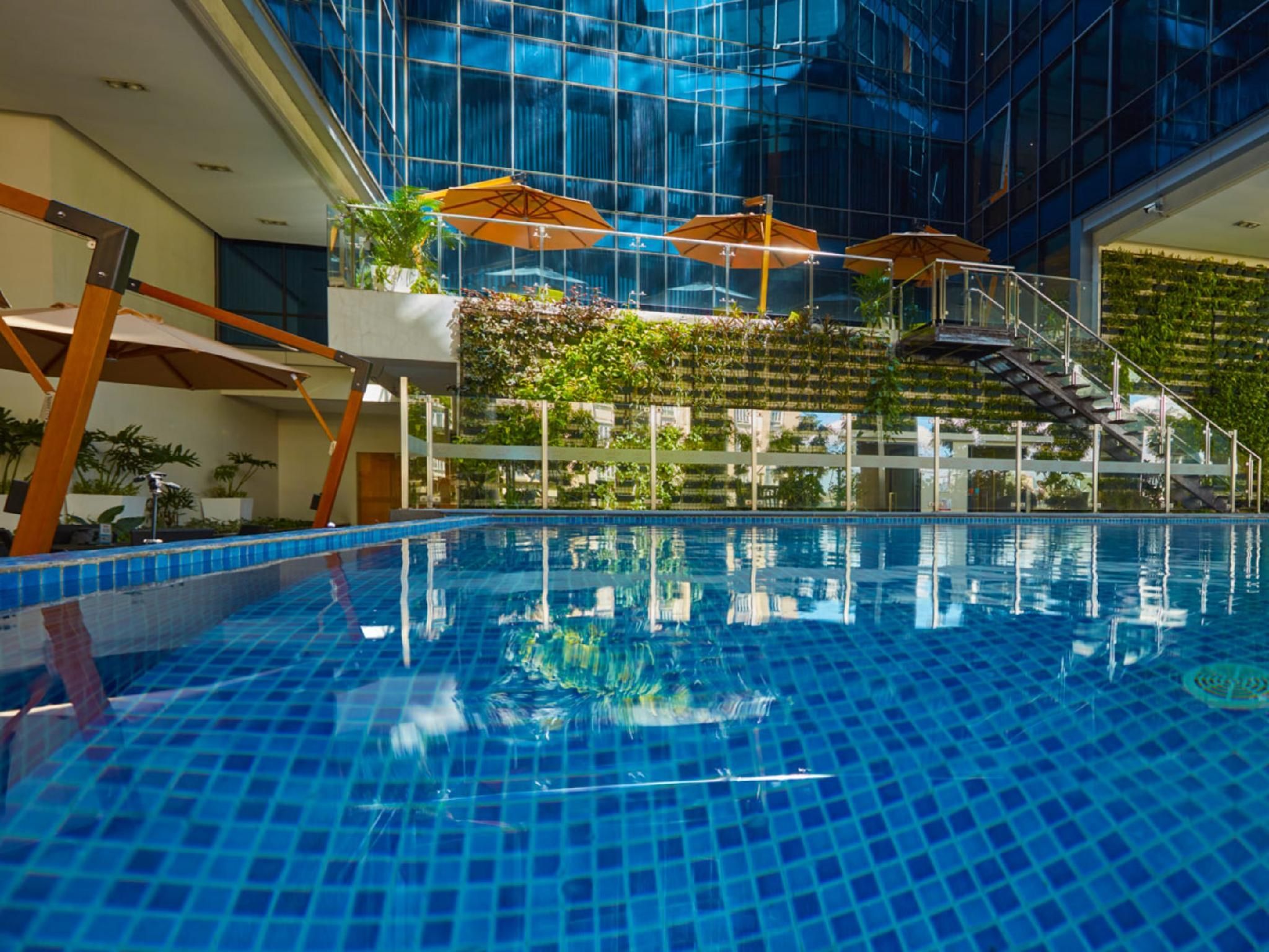 swimming pool [outdoor]