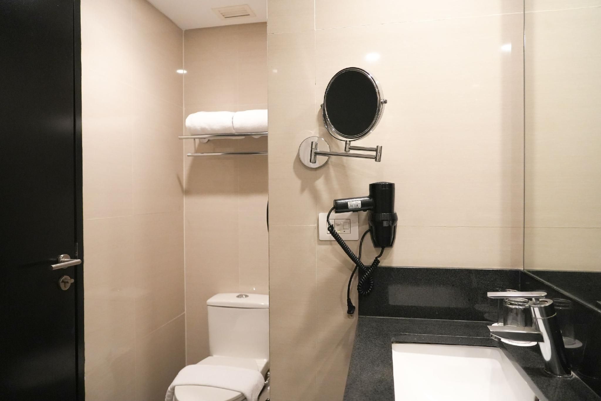 Stay Across NAIA Terminal 3 in Newport City Twin Beds with Fast Wi-Fi 2