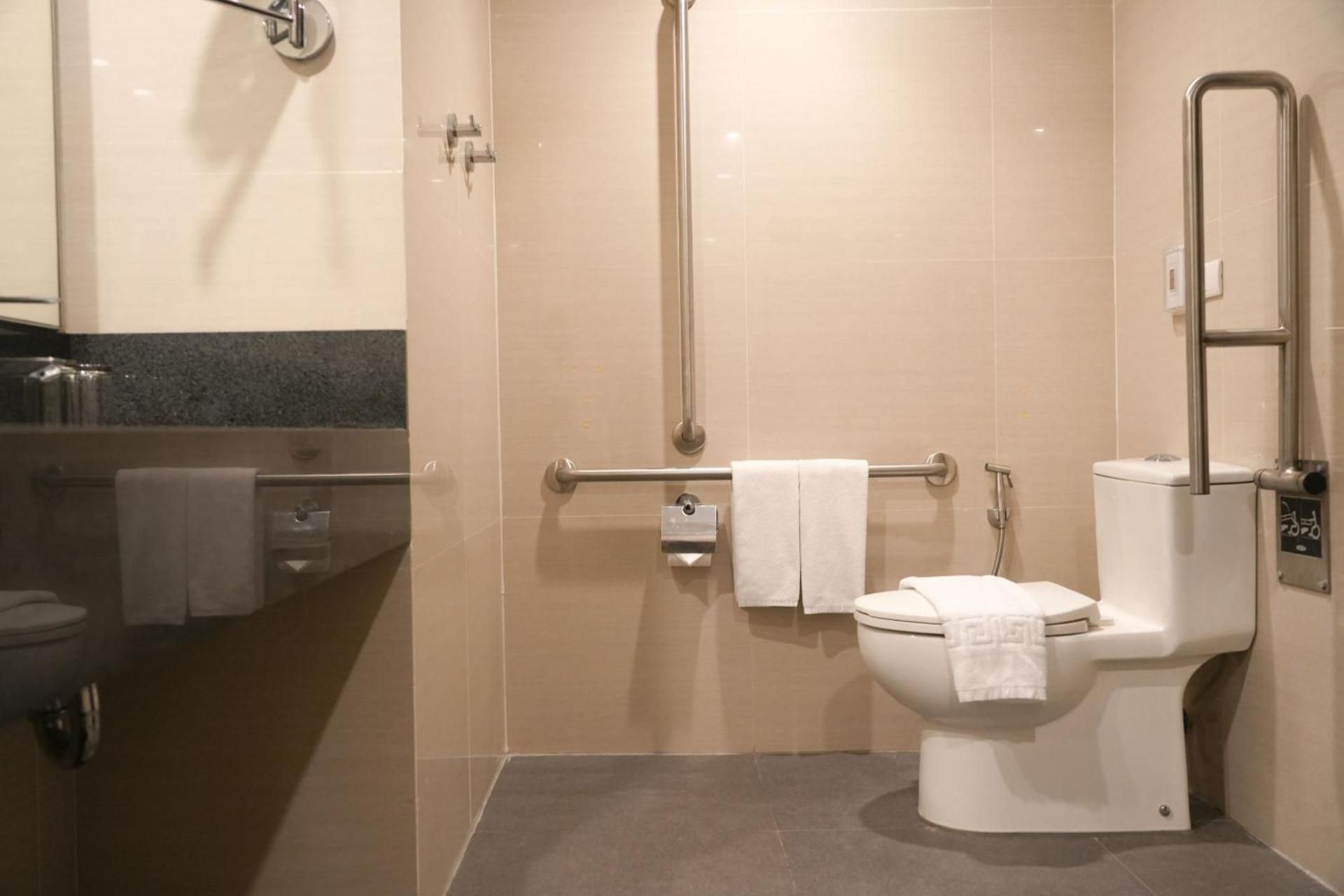 Twin Beds With Extra Space Infront Of NAIA T3 , Manila Airport, Pasay City