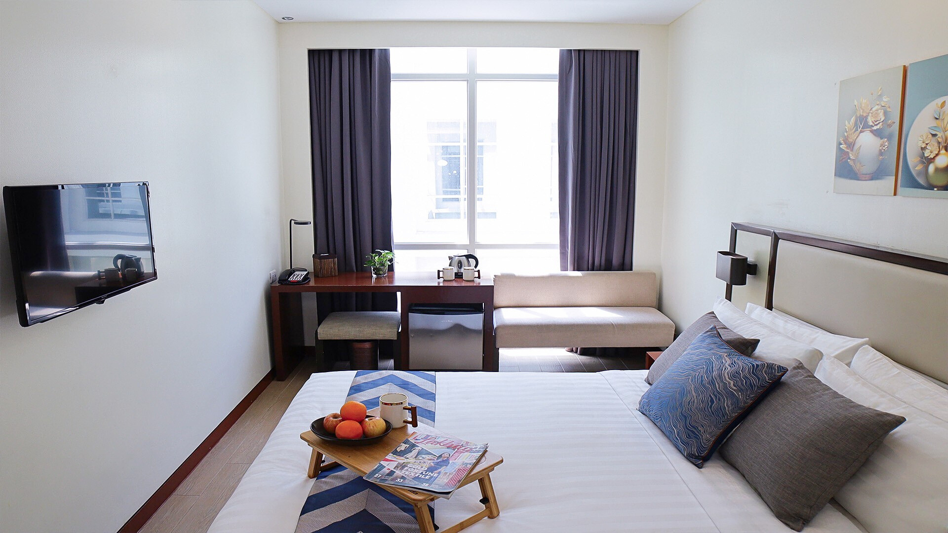 Queen Bed with Garden View