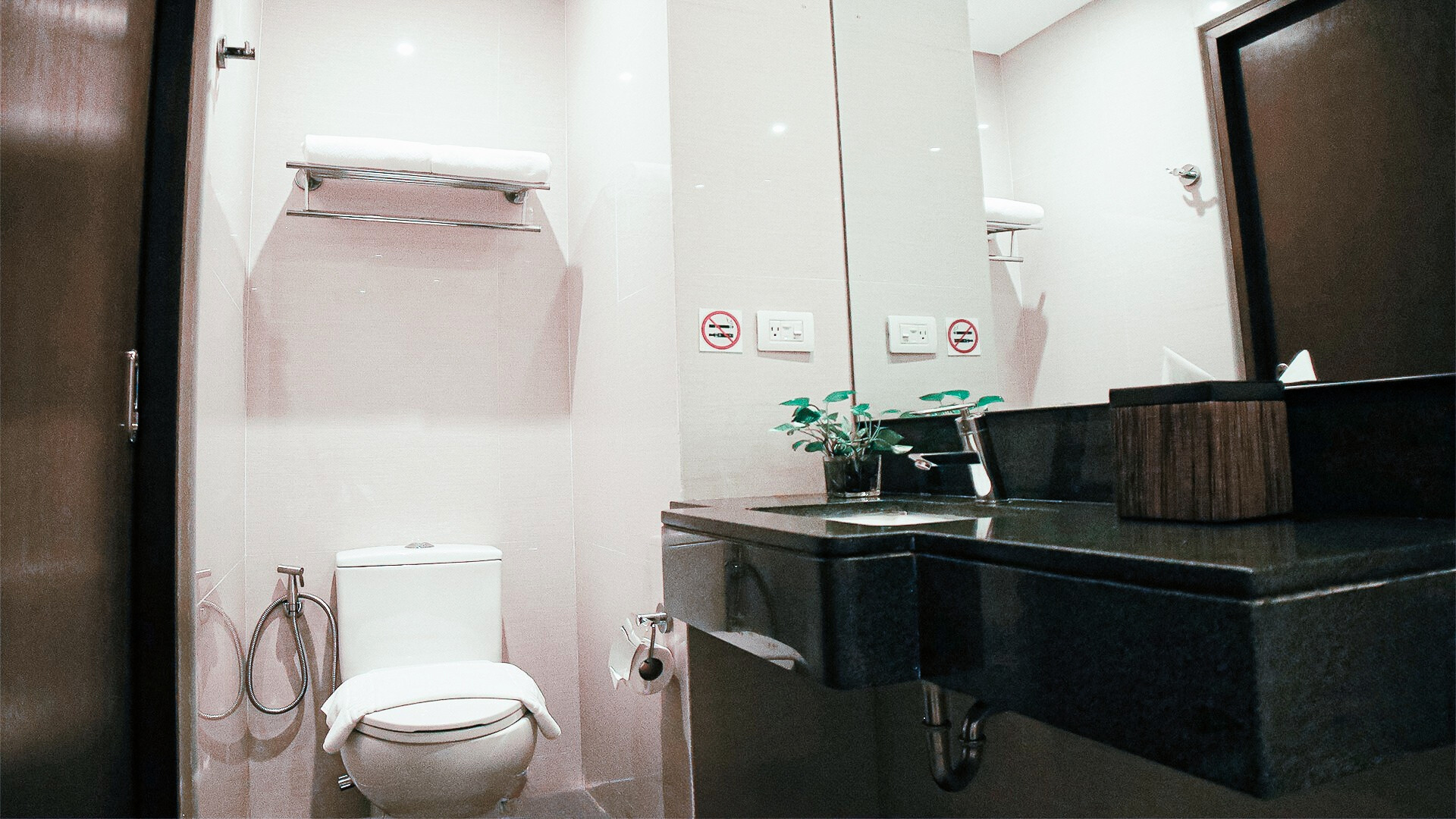 Private Rooms in Historic Manila Chinatown 2 Beds with Garden View 3