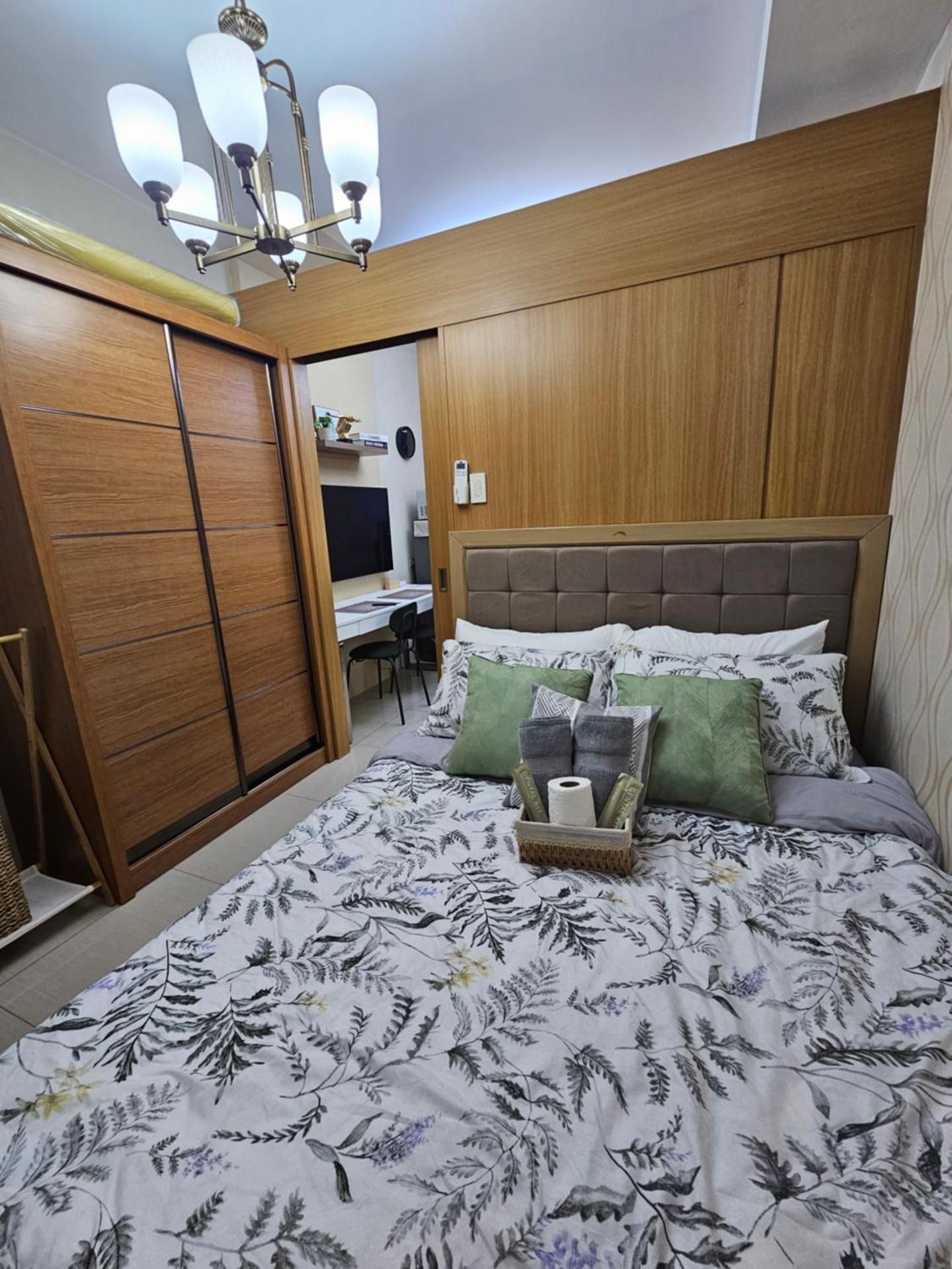 One-Bedroom Apartment with City View