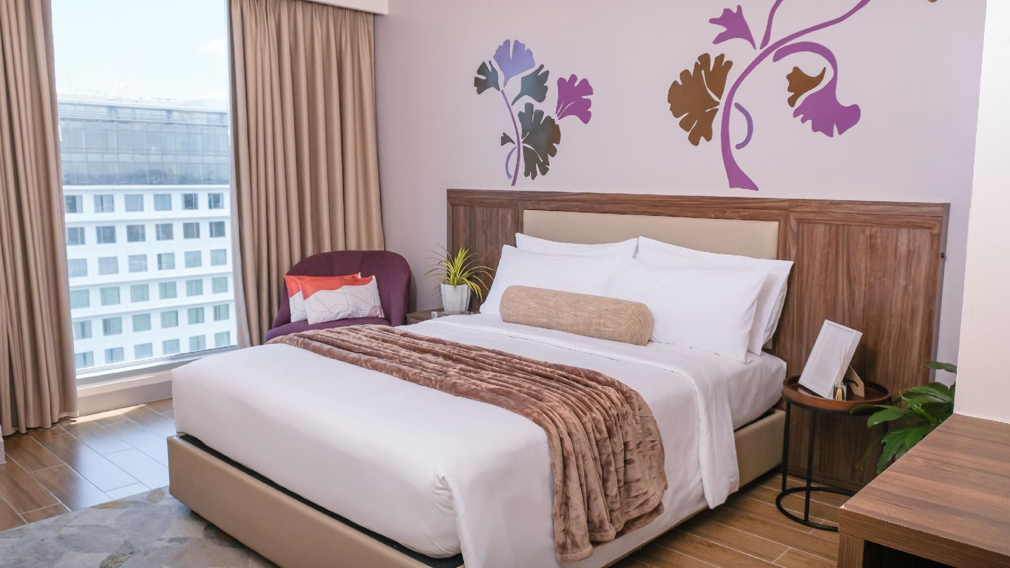 Spacious Rm with Queen Bed