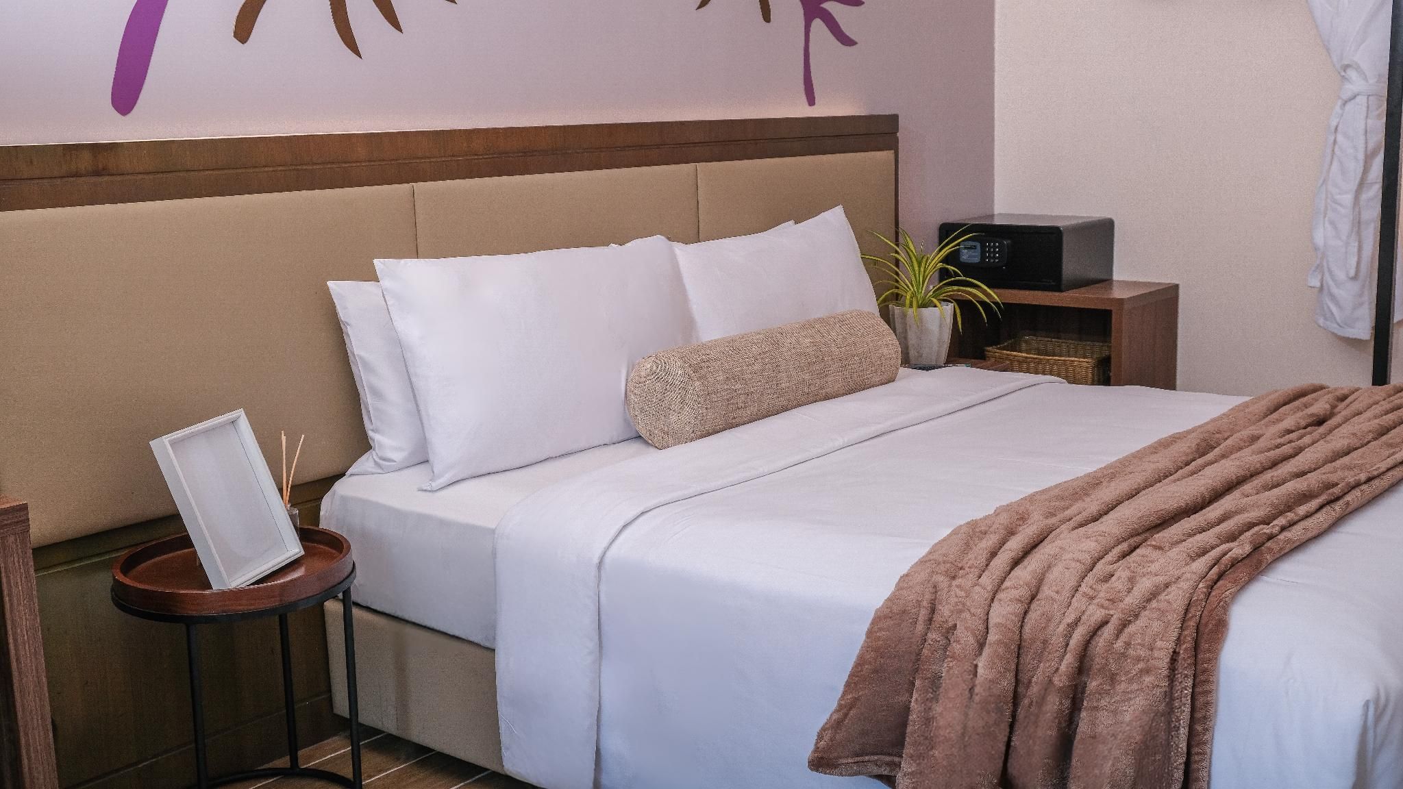 City Getaway in the Heart of Entertainment City Budget Room 1 Queen Bed 3