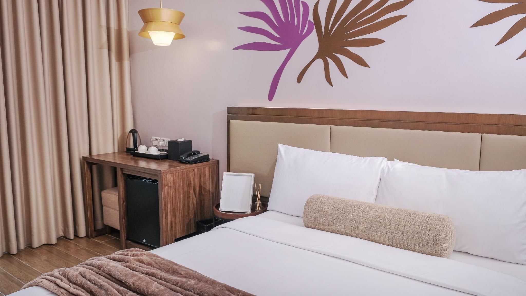 Queen Bed with City View