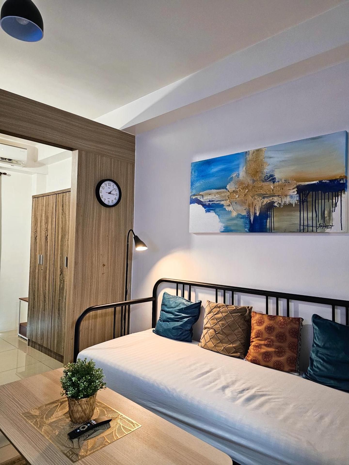 Queen Suite with Pool View