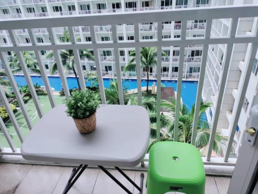 Queen Suite with Pool View