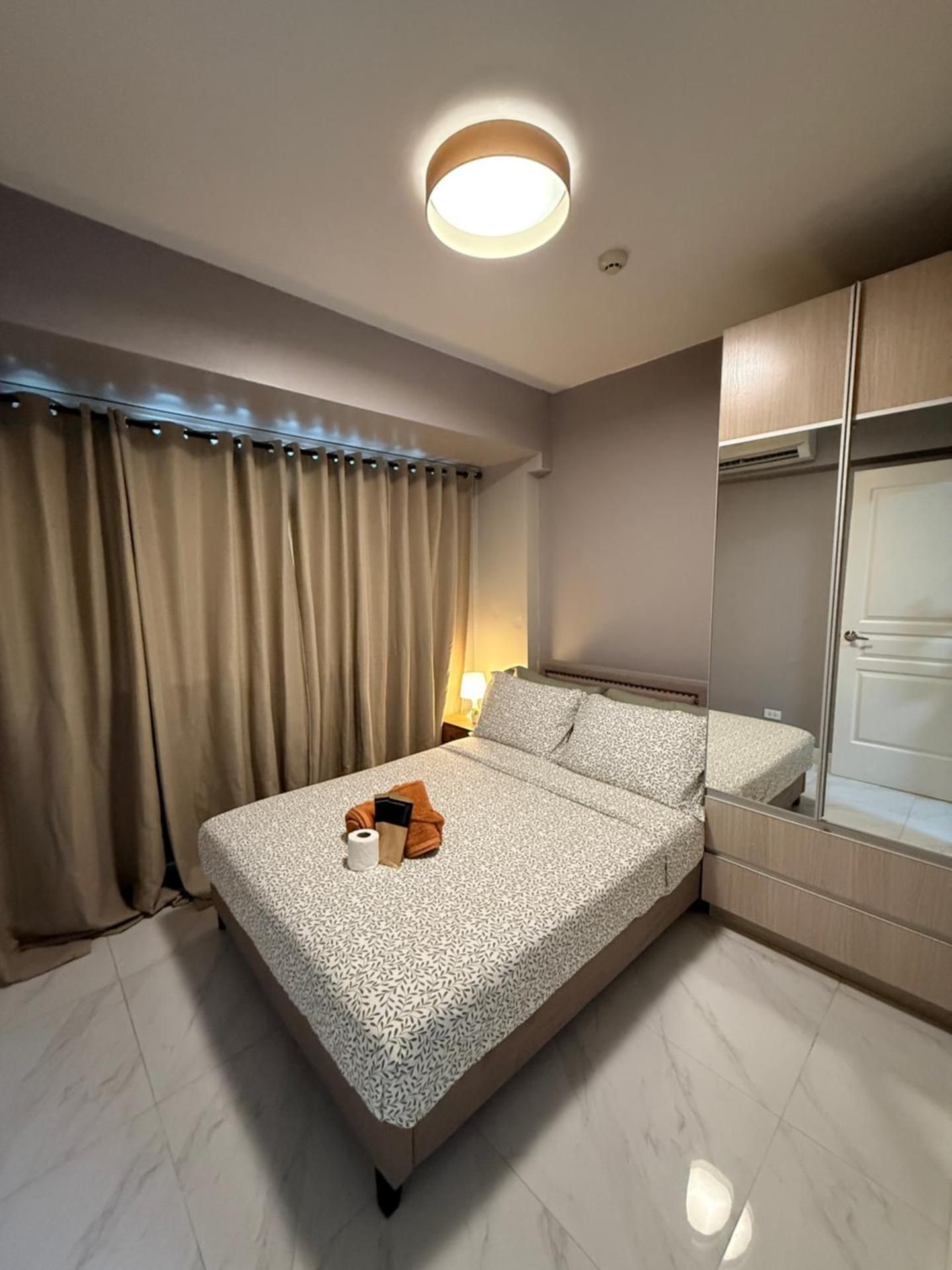 One-Bedroom Apartment with City View