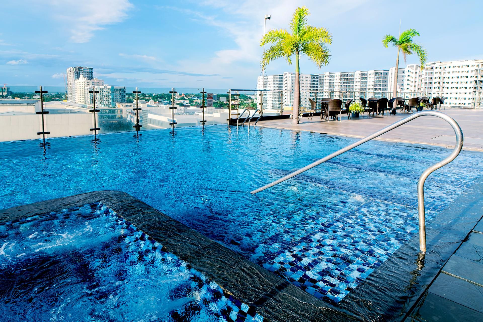 swimming pool [outdoor]