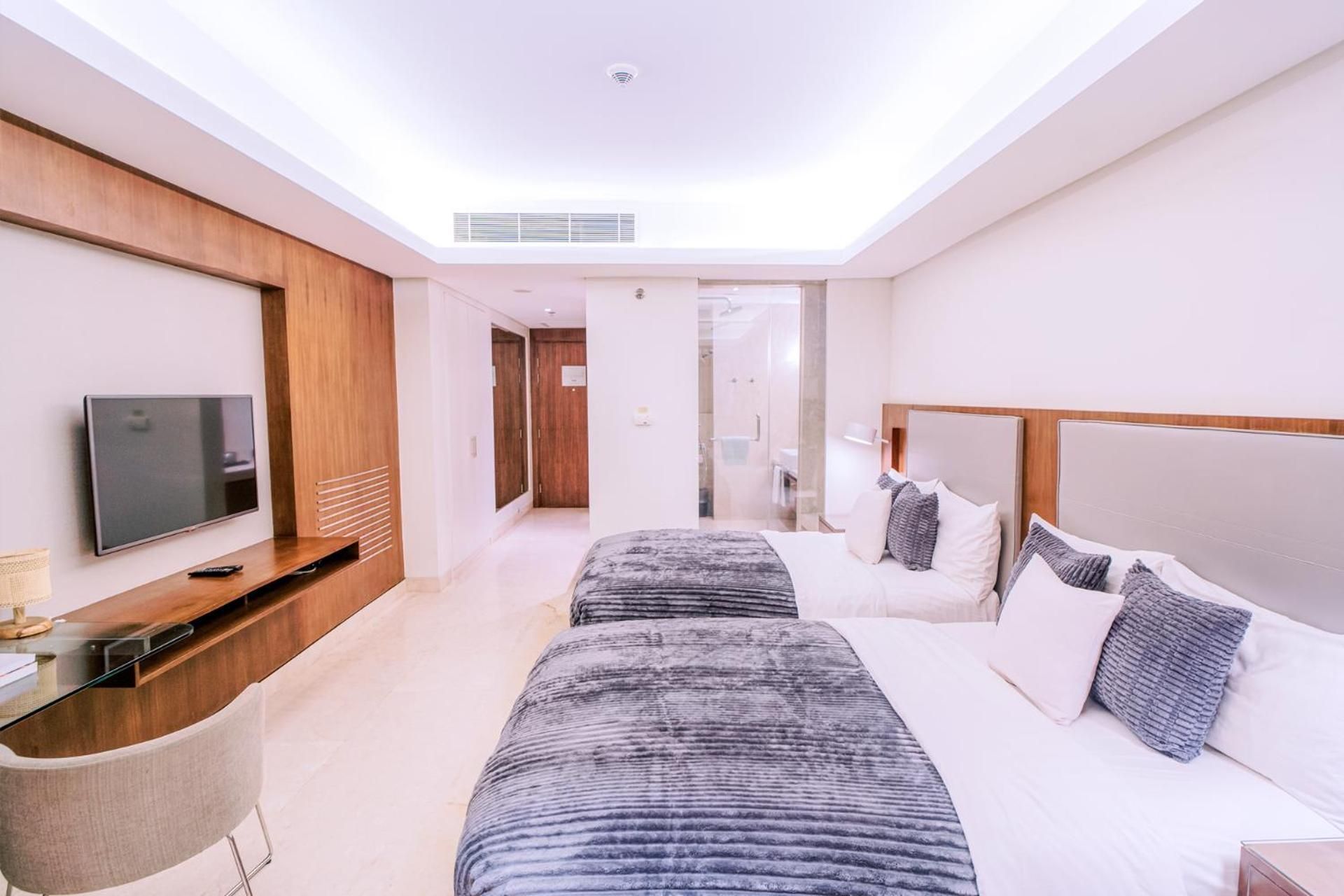 Spacious Twin Room In Iloilo Business Park Near Festive Walk Mall