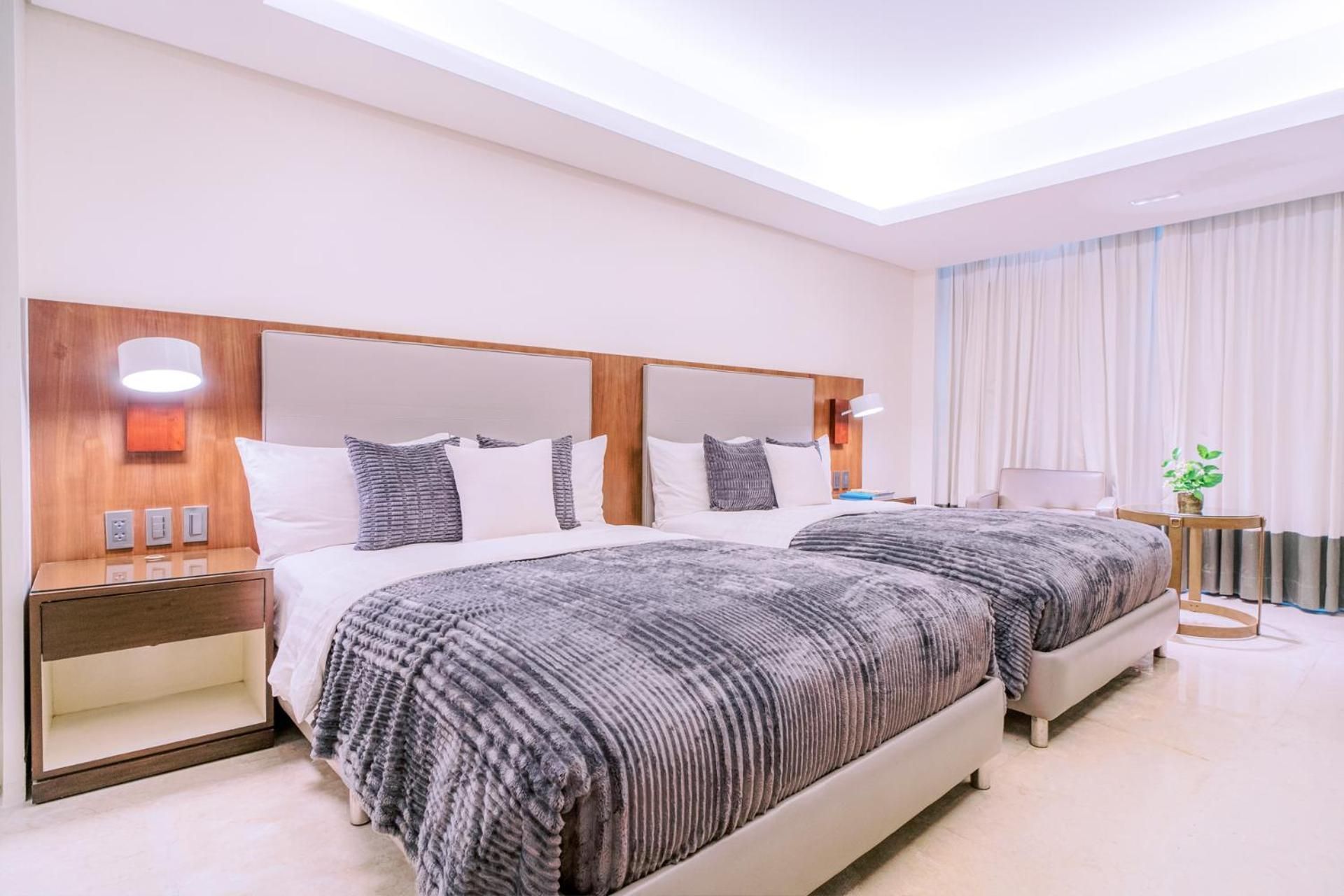 Spacious Twin Room In Iloilo Business Park Near Festive Walk Mall